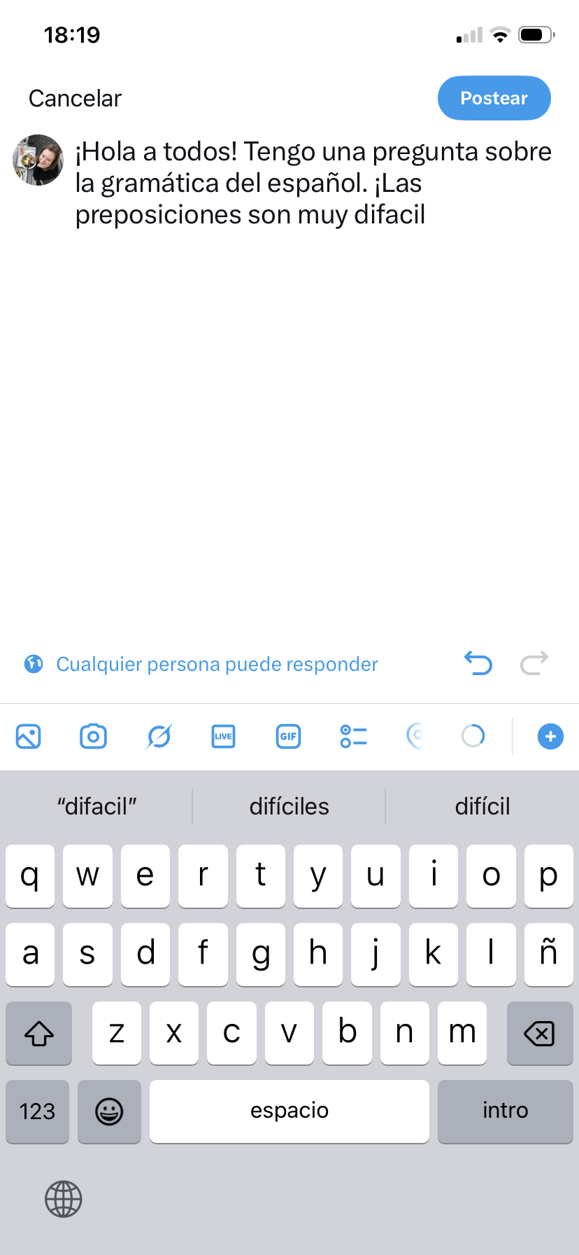 Somebody is composing a tweet in Spanish. The iPhone interface is suggesting words in Spanish to fill out the tweet. The UI is all in Spanish.