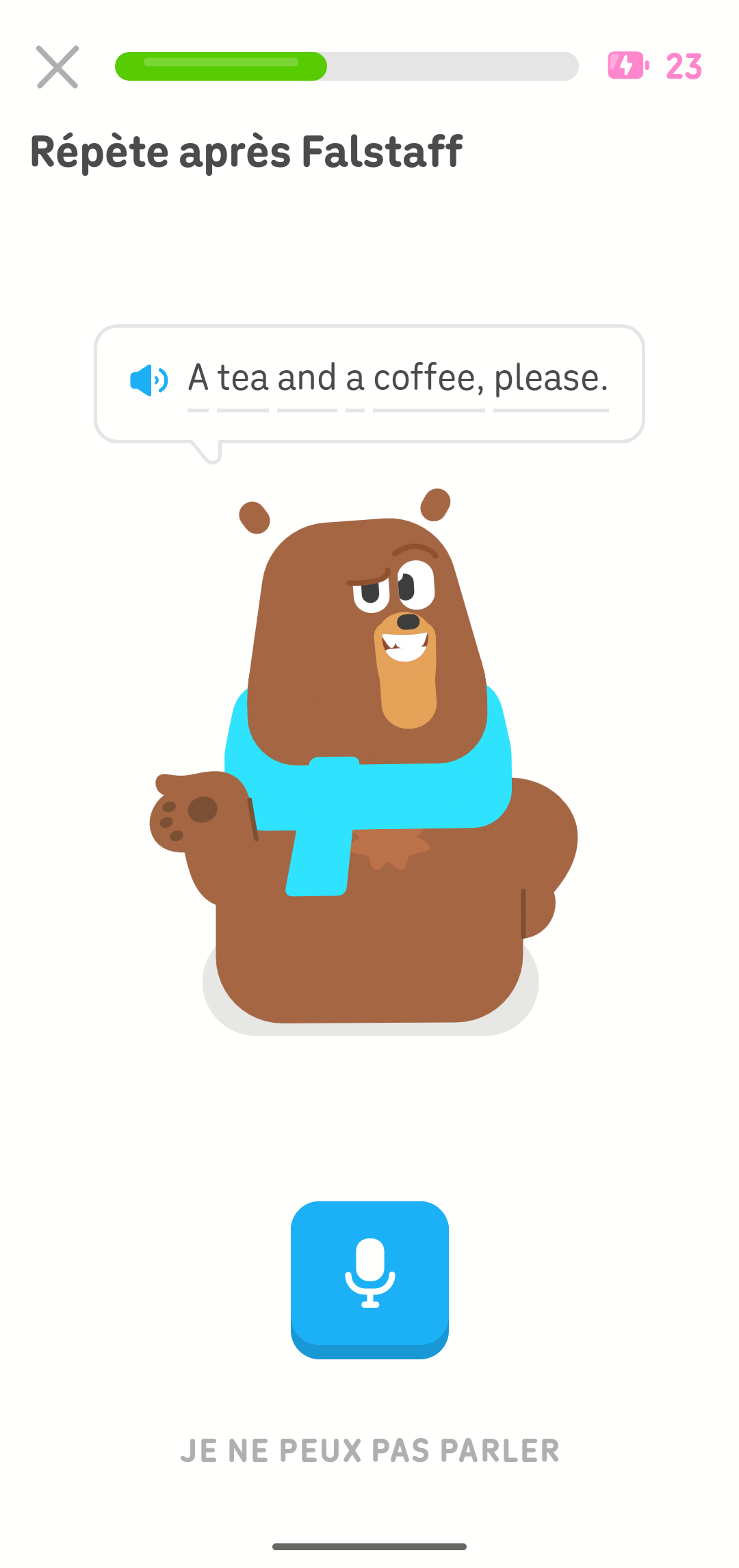 Exercice Duolingo avec la consigne suivante : « Répète après Falstaff ». Au-dessus de Falstaff se trouve une bulle de texte avec une phrase en français, et sous Falstaff se trouve une icône de micro, indiquant où appuyer pour répéter la phrase à voix haute.
