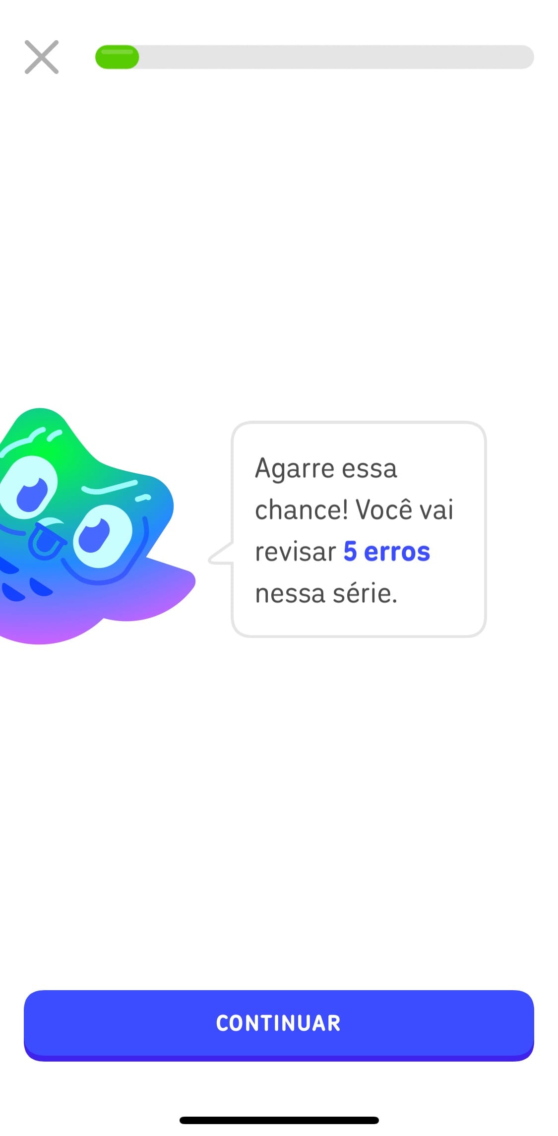 Tela de uma lição do Duolingo que mostra o começo de uma revisão de erros. Nela a coruja Duo diz: “Você vai revisar 5 erros nessa série”.