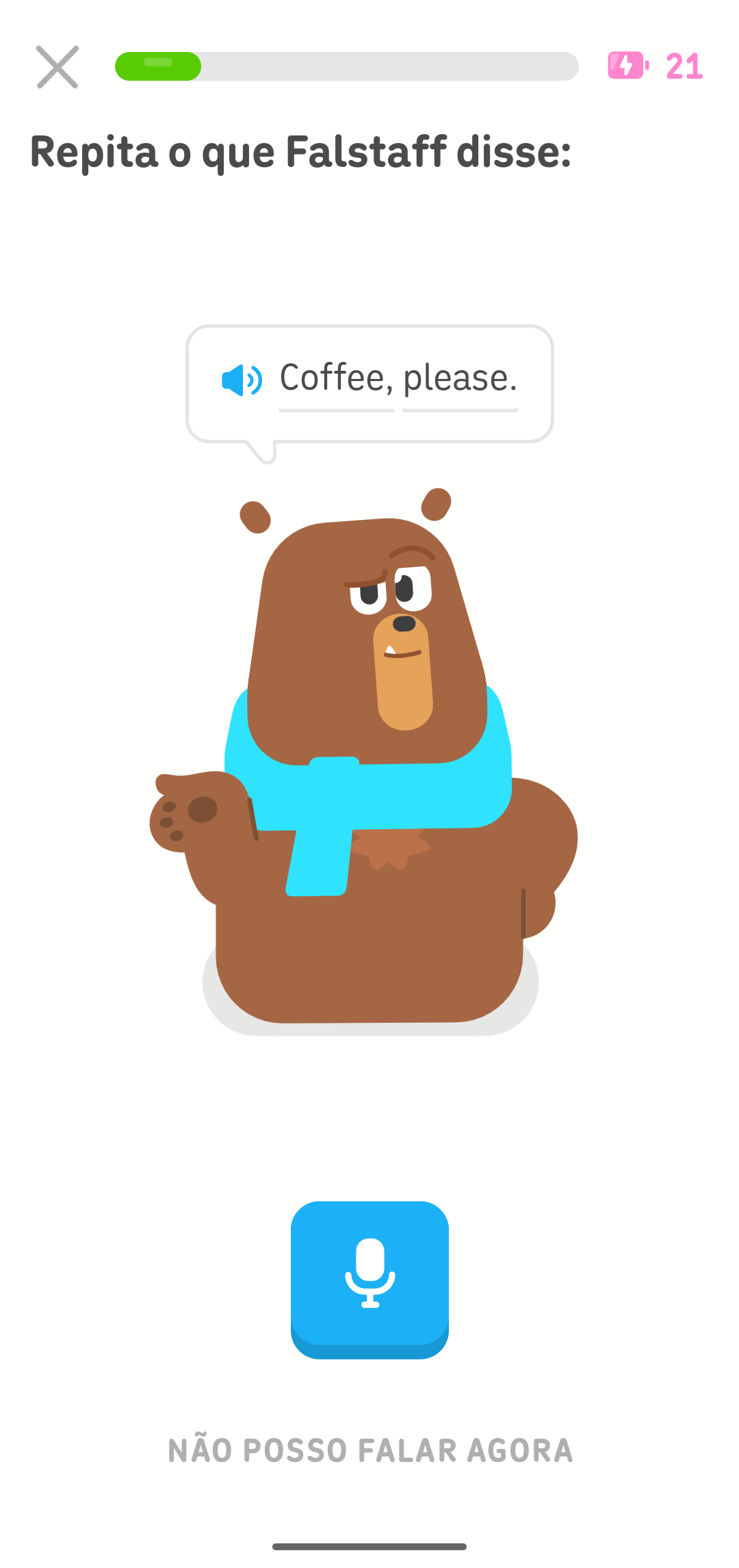 Tela de uma lição do Duolingo com as instruções: “Repita o que Falstaff disse”. Acima da cabeça do Falstaff há um balão de diálogo com uma frase em inglês, e abaixo dele está o ícone de microfone, que indica o botão para repetir a frase em voz alta.