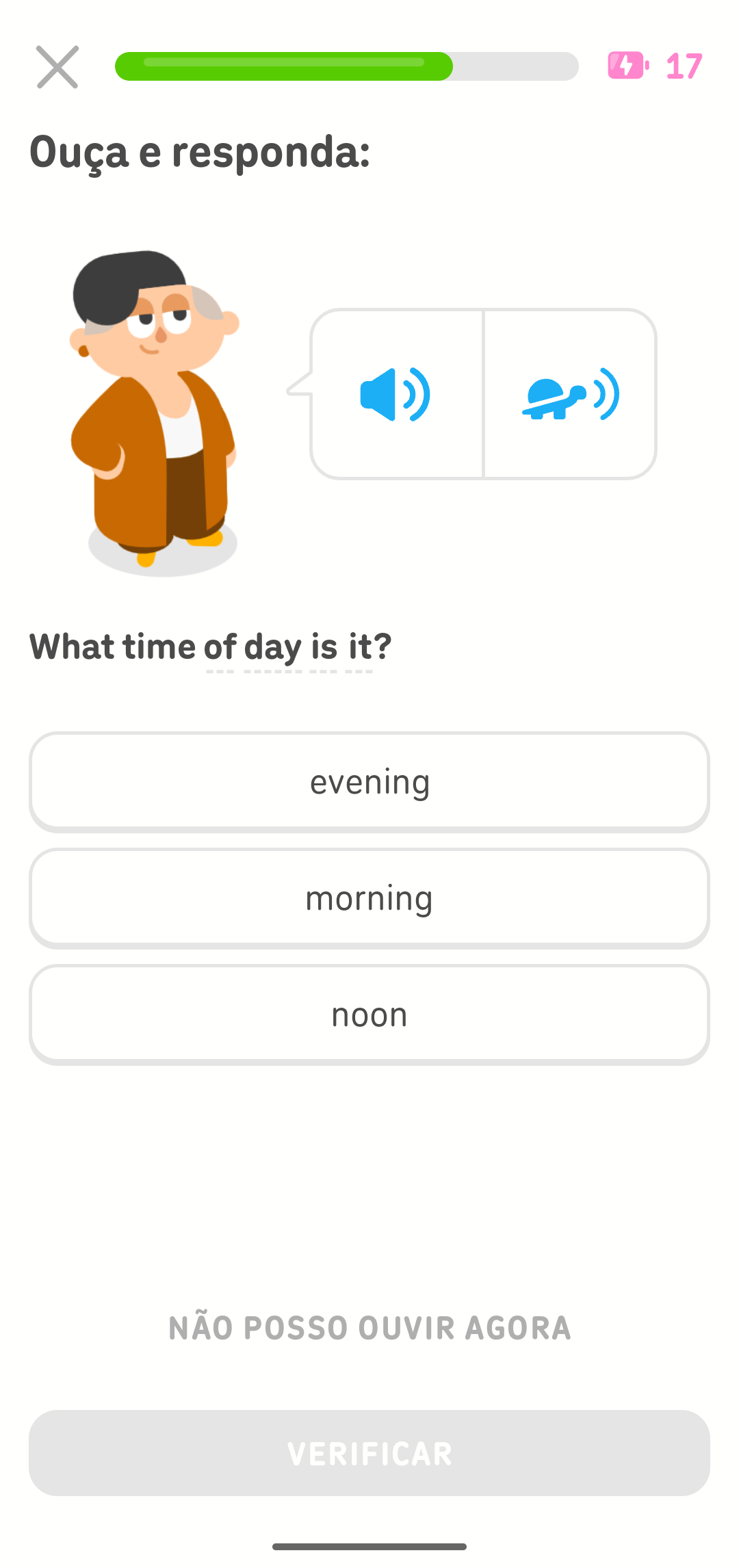Tela de uma lição do Duolingo que mostra a Lin e as instruções: “Ouça e responda”. Há um ícone de alto-falante, para ouvir a frase, e outro ícone de tartaruga, para ouvir a frase falada mais lentamente. A pessoa deve ouvir e responder a uma pergunta em inglês, com três opções de resposta.