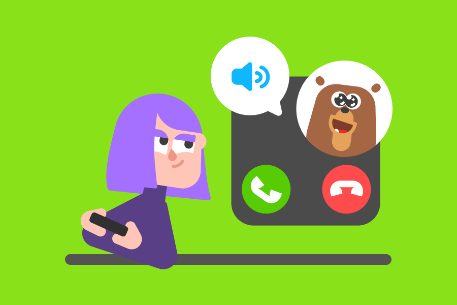 Lily, personagem do Duolingo, segura um celular e olha para uma tela que exibe uma chamada com o animado urso Falstaff.