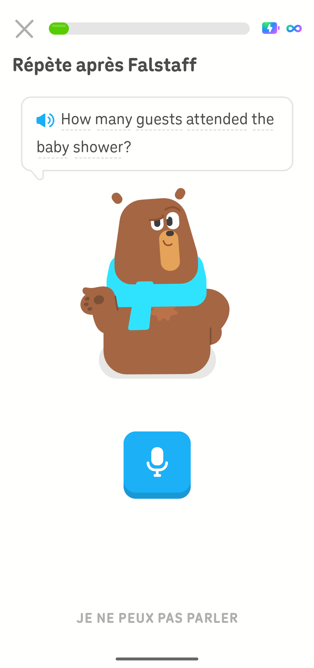 Capture d’écran d’un exercice d’expression orale avec la consigne « Répète après Falstaff ». Falstaff se tient sous une bulle de dialogue qui dit « How many guests attended the baby shower? » et en dessous se trouve un bouton bleu avec un petit micro blanc.