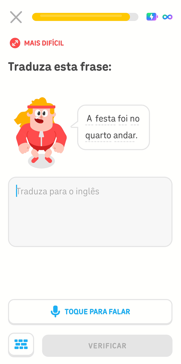 Captura de tela de um exercício com a instrução “Traduza esta frase”. Eddy está dizendo a frase “A festa foi no quarto andar.” Também tem uma caixa de texto grande com a instrução “Traduza para o inglês” na parte superior esquerda. Abaixo dela há um botão com um ícone de um microfone que diz “Toque para falar”.