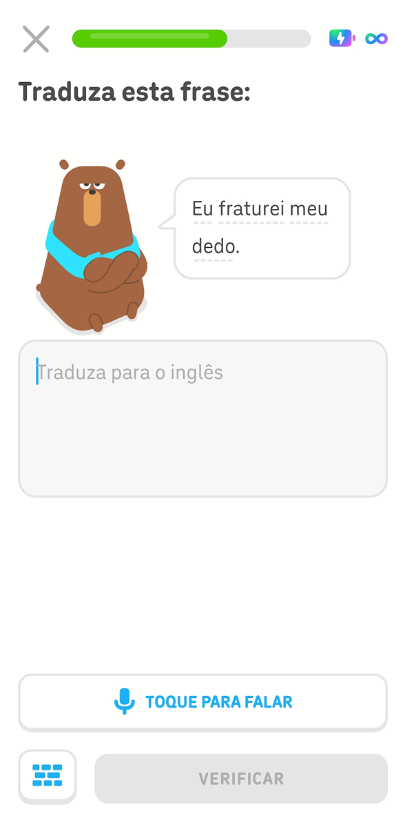 Captura de tela de um exercício com a instrução “Traduza esta frase”. Falstaff está dizendo a frase “Eu fraturei meu dedo.”. Também tem uma caixa de texto grande com a instrução “Traduza para o inglês” na parte superior esquerda. Abaixo dela há um botão com um ícone de um microfone que diz “Toque para falar”.