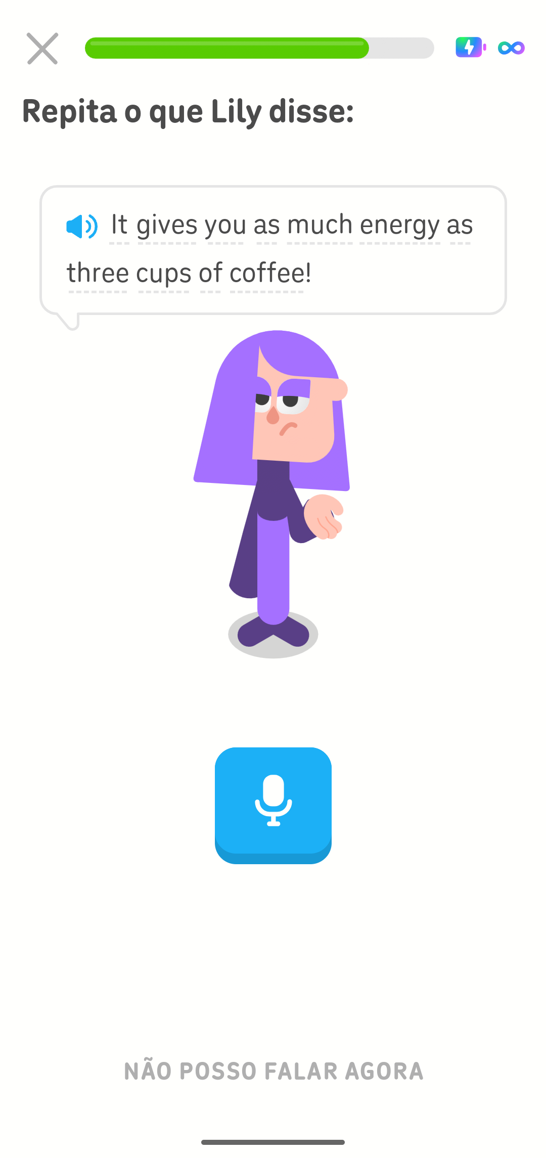 Captura de tela de um exercício de fala. Lily está abaixo de um balão de fala que diz em inglês “It gives you as much energy as three cups of coffee!” e abaixo dele há um botão azul com um pequeno microfone branco.