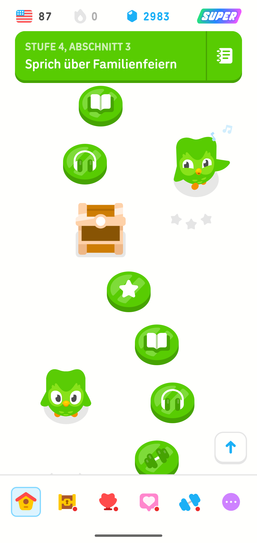 Bildschirm des Duolingo-Lernpfads in einem Mini-Abschnitt, wobei der Lernpfad 8 verschiedene Lektionstypen enthält, alle durch unterschiedliche Symbole in einem Kreis dargestellt: ein Stern, ein Buch, eine Videokamera, usw.