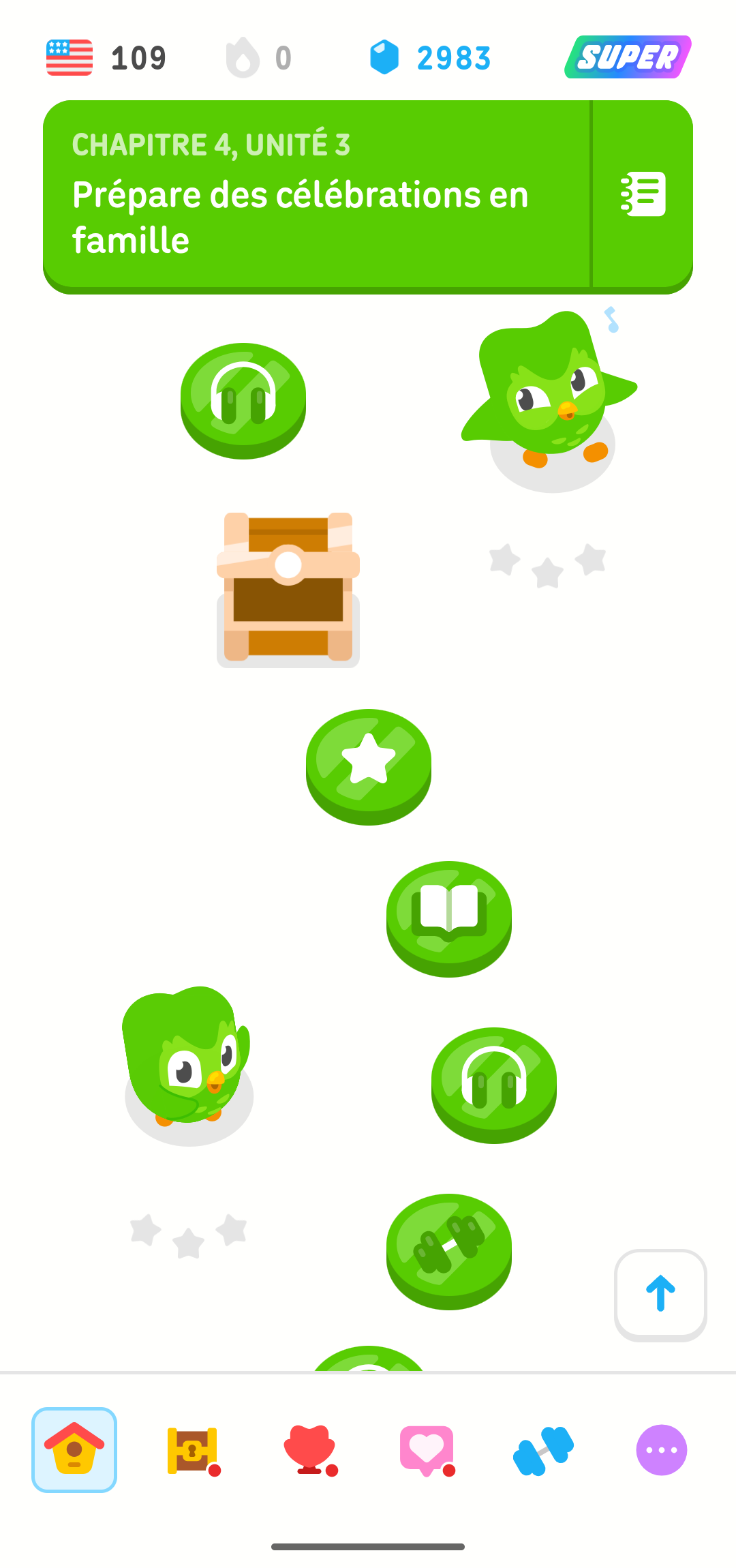 Les niveaux d'une mini-unité du parcours Duolingo. Une série de huit niveaux avec différents symboles (une étoile, un livre, un haltère, des écouteurs, etc.) descend en cascade sur l'écran.