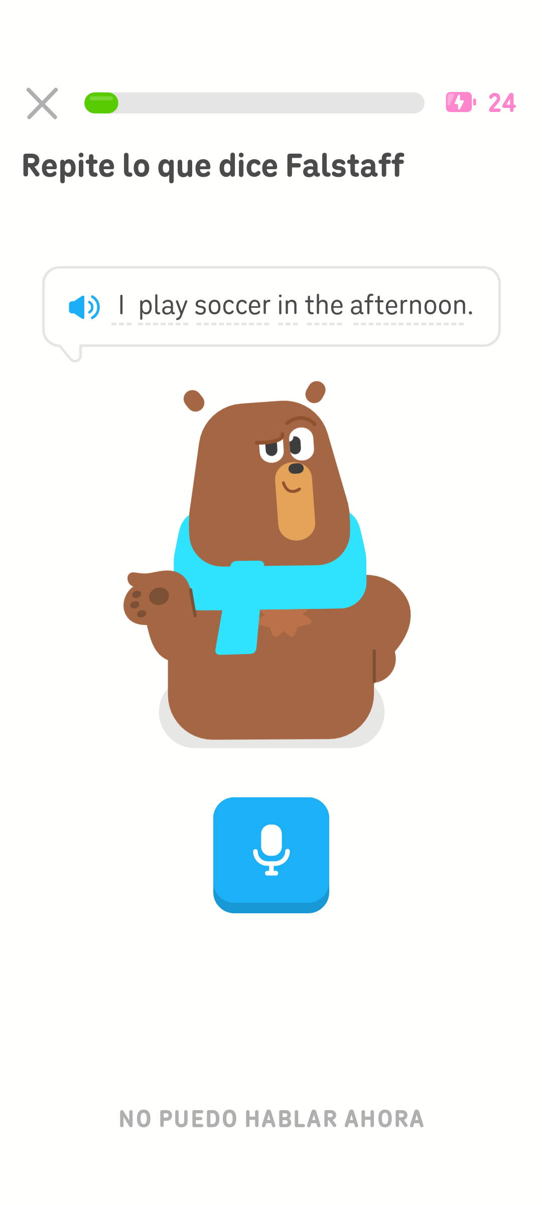 Captura de pantalla de una lección de Duolingo con las instrucciones “Repite lo que dice Falstaff”. Sobre la cabeza de Lily hay un globo de diálogo con una oración en inglés y debajo de Falstaff aparece un ícono de micrófono que el usuario debe pulsar para repetir la oración en voz alta.