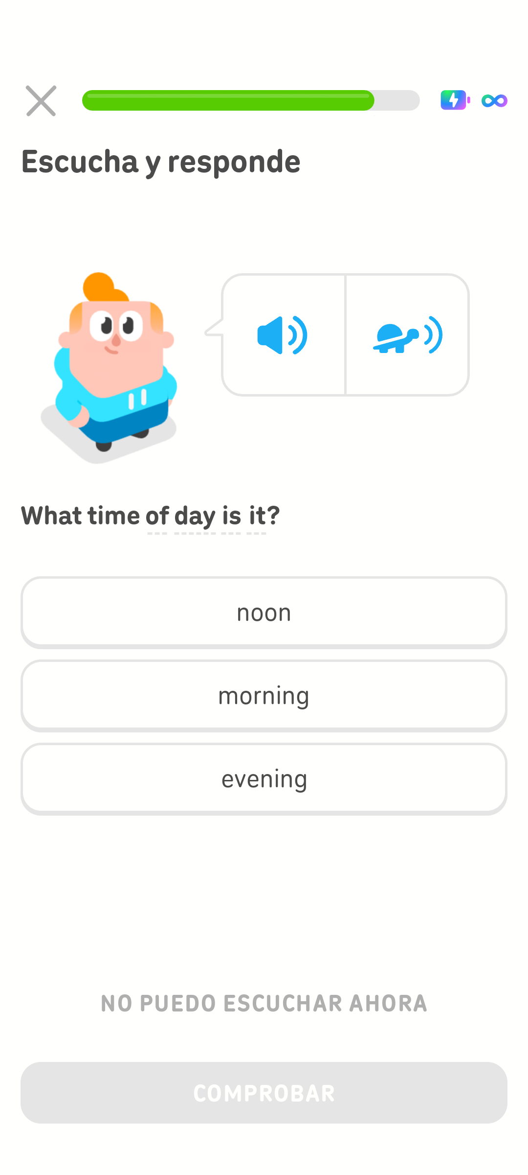 Captura de pantalla de una lección de Duolingo donde aparece Junior junto a las instrucciones “Escucha y responde”. El globo de diálogo sobre Lucy contiene un ícono de altavoz en lugar de palabras, por lo que el usuario debe escuchar lo que dice y escoger la opción correcta.