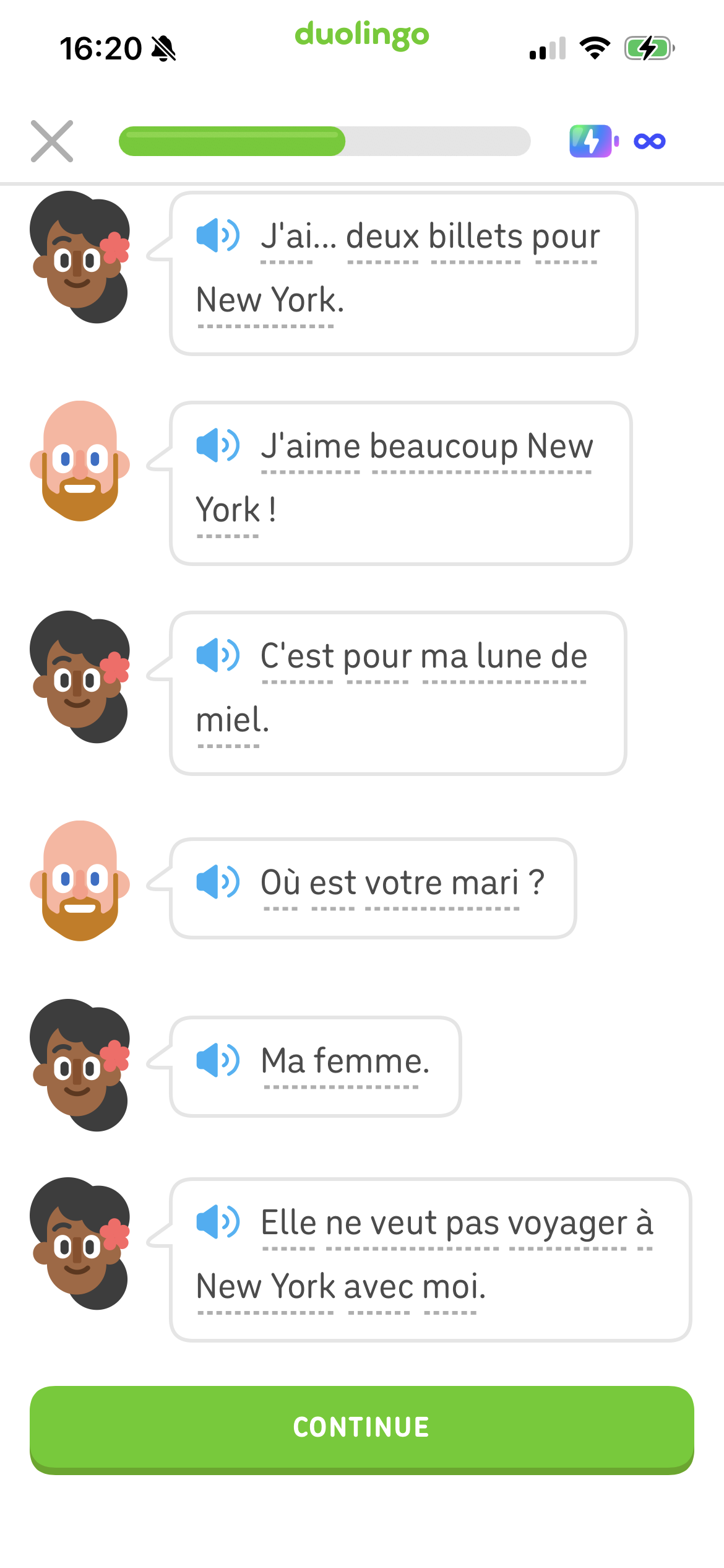 Dialogue d'une Histoire Duolingo entre un chauffeur de taxi et une femme qui vient d’entrer dans le taxi. La femme dit : « J’ai… deux billets pour New York. » Le chauffeur de taxi dit : « J’aime beaucoup New York ! » La femme dit : « C’est pour ma lune de miel… » Le chauffeur de taxi dit : « Où est votre mari ? » La femme dit : « Ma femme. Elle ne veut pas voyager à New York avec moi. »