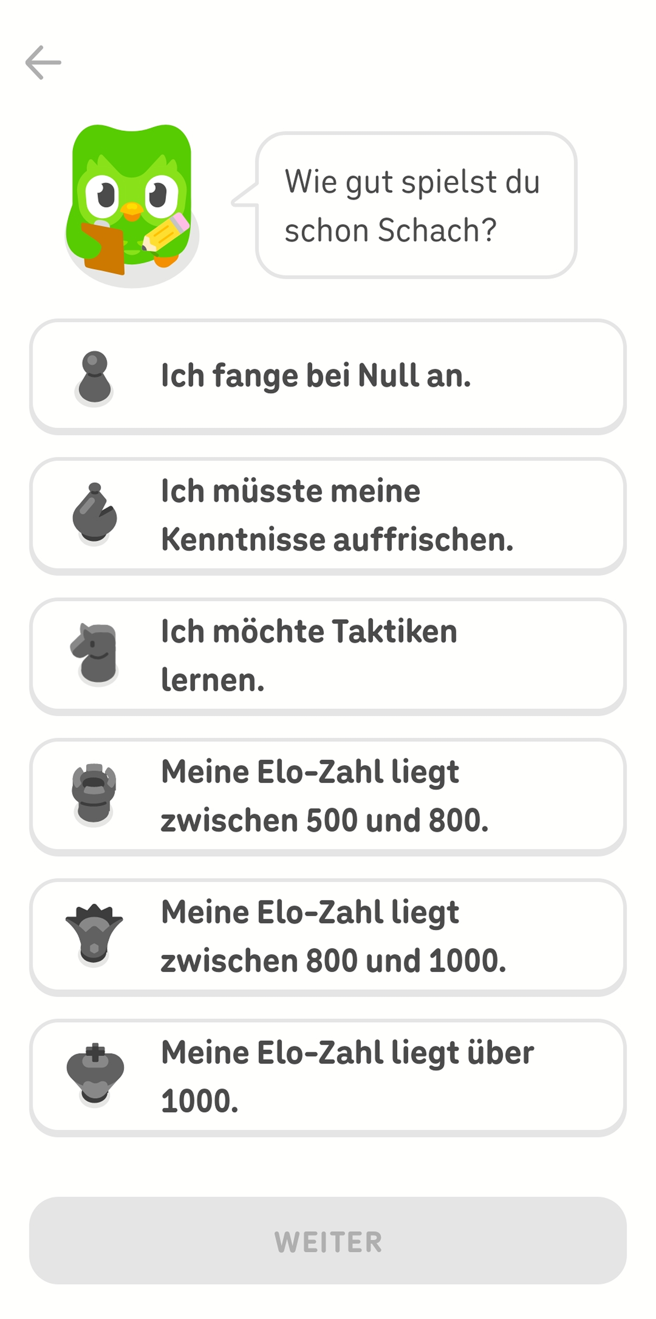 Screenshot der Duolingo-App nach der Auswahl eines neuen Schachkurses. Die Eule Duo fragt: „Wie gut spielst du schon Schach?“ und die Lernenden haben 6 Optionen zur Auswahl, von „Ich fange bei Null an.“ bis „Meine Elo-Zahl liegt über 1000.“