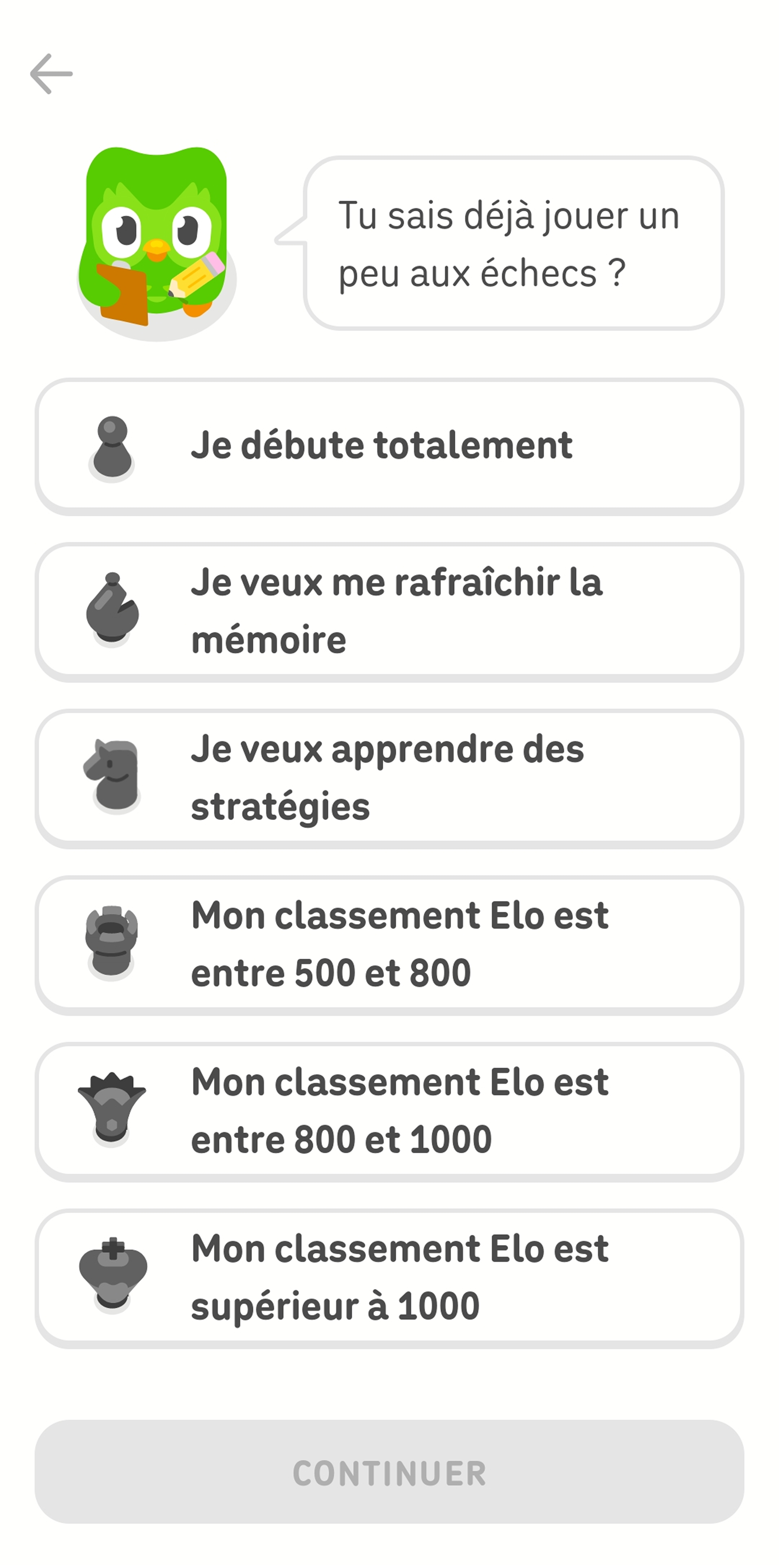 Capture d'écran de l'application Duolingo après avoir sélectionné le cours d'échecs. Duo le hibou demande à l'utilisateur : « Tu sais déjà jouer un peu aux échecs ? ». L'utilisateur a six réponses possibles allant de « Je débute totalement » à « Mon classement Elo est supérieur à 1000 ».