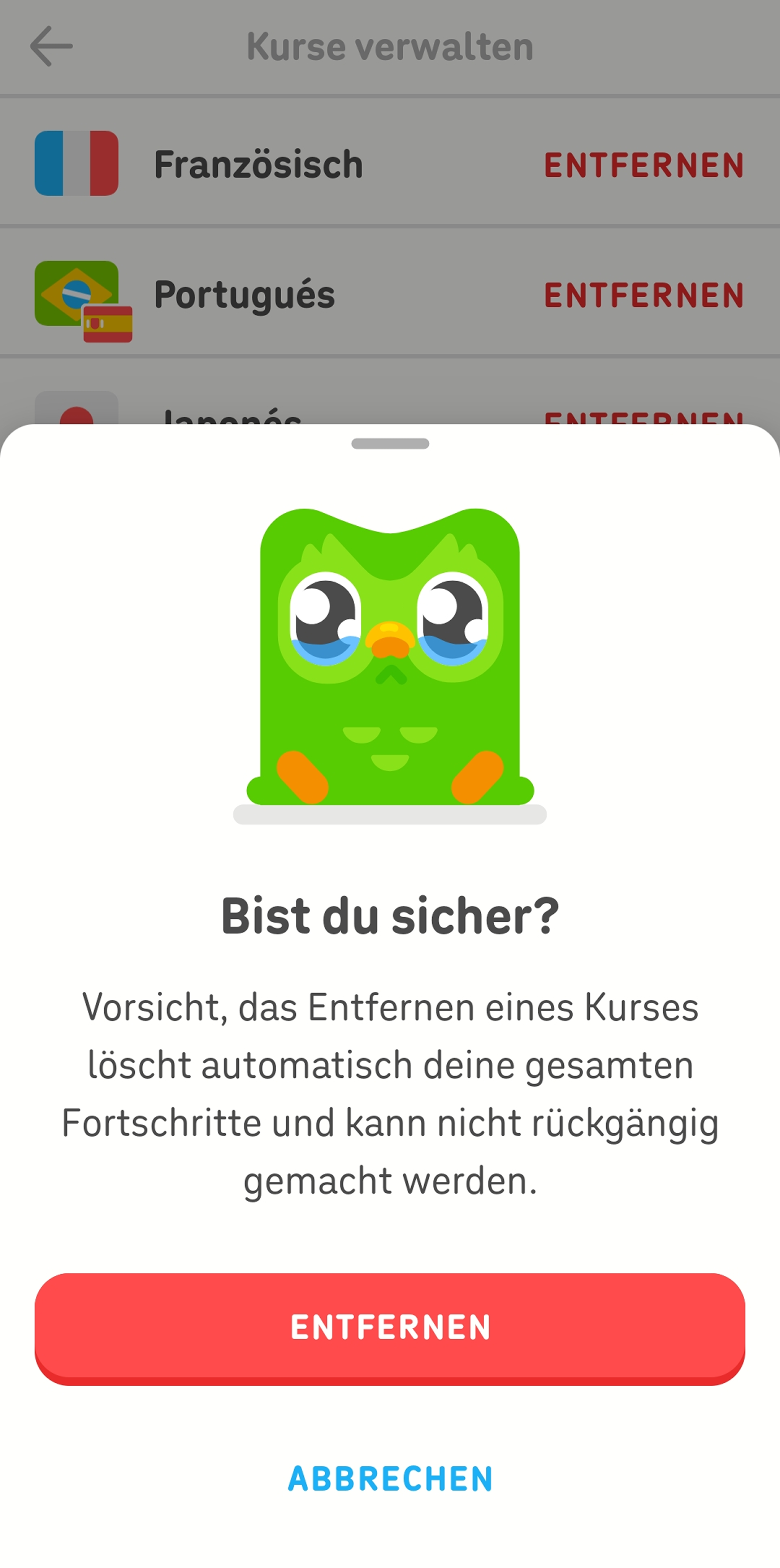 Screenshot der Kursverwaltung in der Duolingo-App. Es wird ein Pop-up zur Bestätigung des Löschvorgangs angezeigt, darin die Eule Duo mit Tränen in den Augen und darunter der Text: „Bist du sicher? Vorsicht, das Entfernen eines Kurses löscht automatisch deine gesamten Fortschritte und kann nicht rückgängig gemacht werden.“