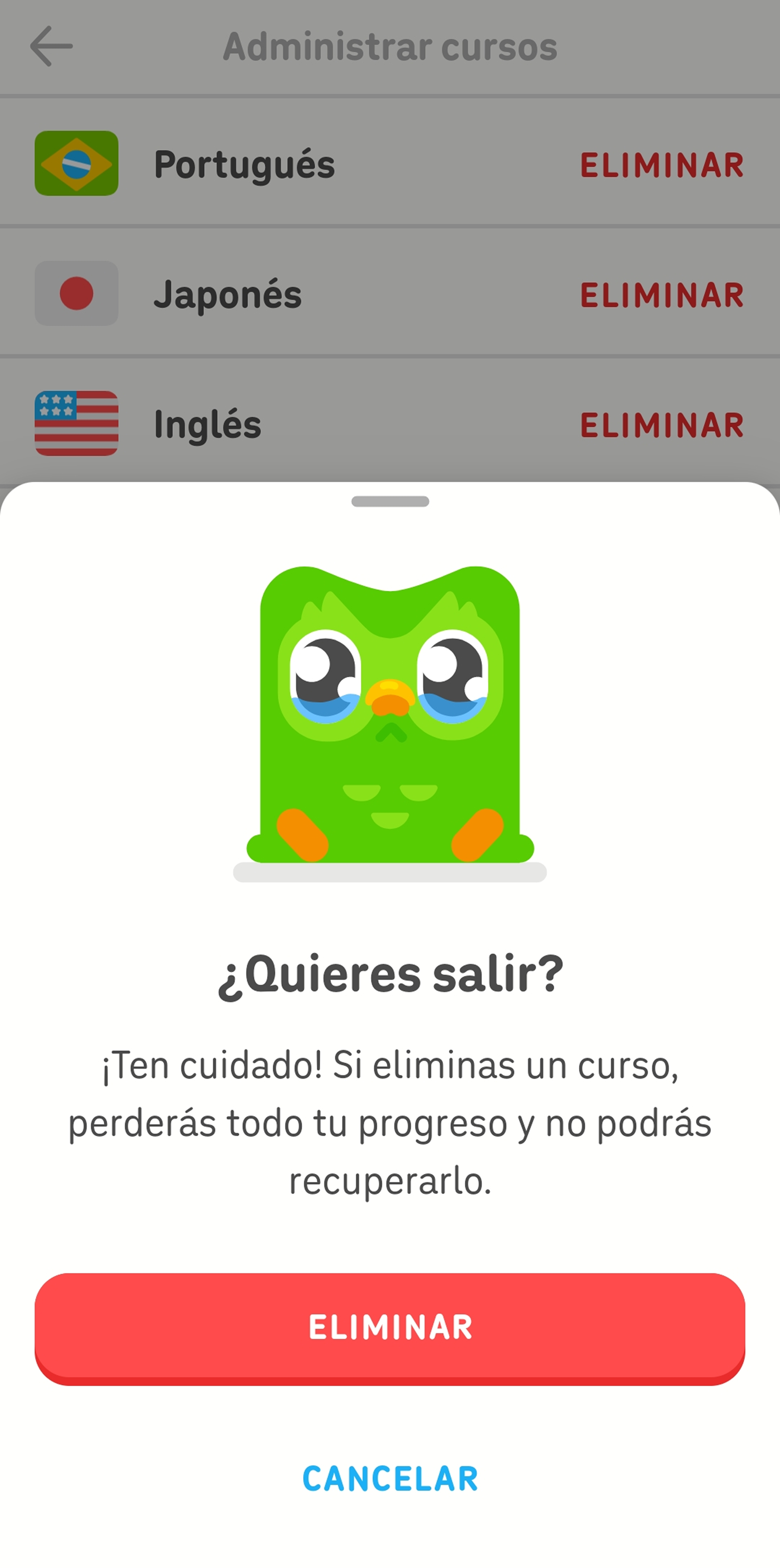 Captura de pantalla del menú “Administrar cursos” de la app de Duolingo. En la pantalla aparece un mensaje de confirmación con una imagen de Duo, el búho, con los ojos llenos de lágrimas. Debajo, se lee “¿Quieres salir? ¡Ten cuidado! Si eliminas un curso, perderás todo tu progreso y no podrás recuperarlo”. El usuario tiene dos opciones: “Eliminar” o “Cancelar”.