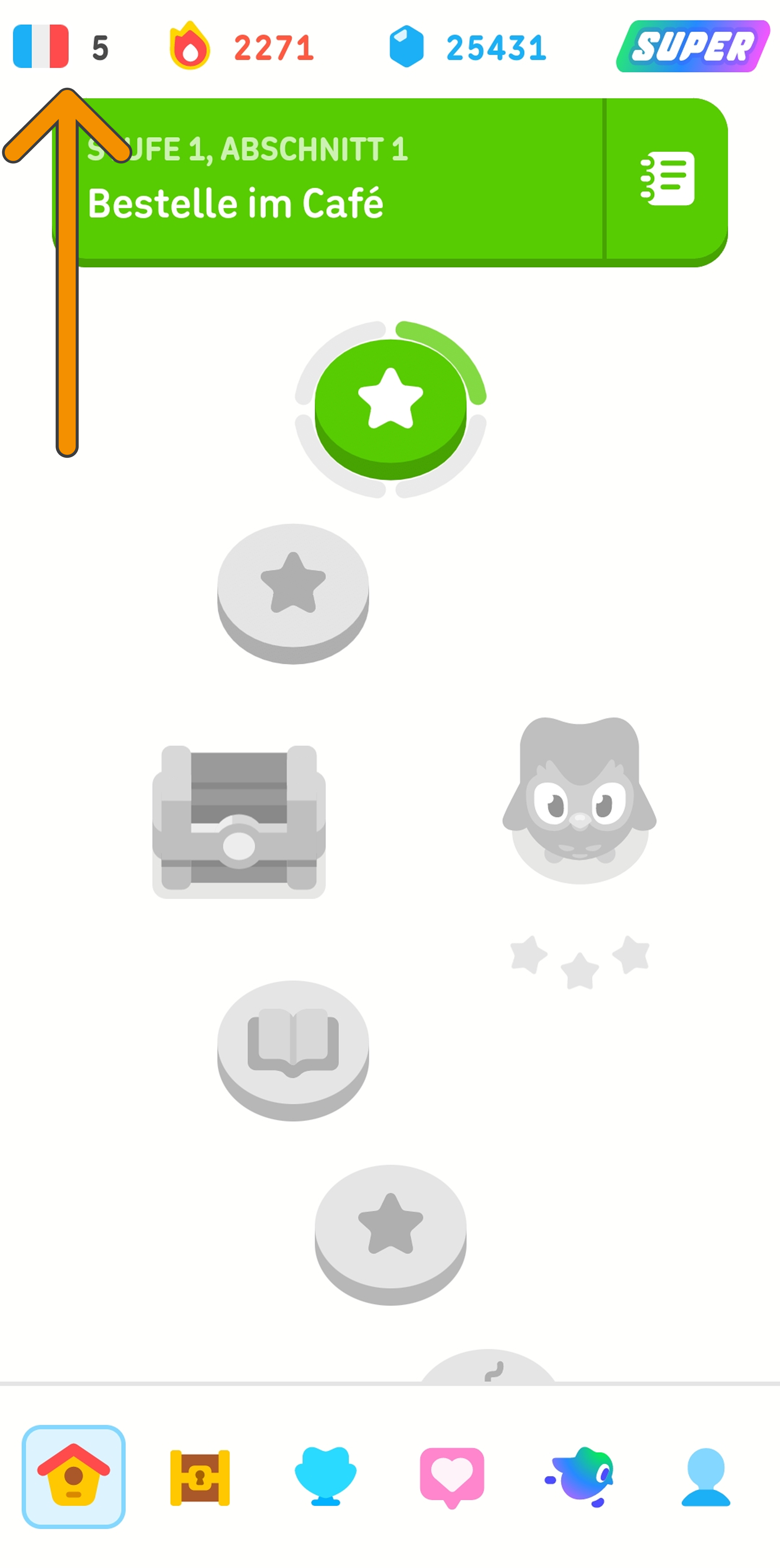 Screenshot des Lernpfades im Französischkurs auf Duolingo. Ein orangefarbener Pfeil zeigt oben links auf die französische Fahne als Symbol des Französischkurses.