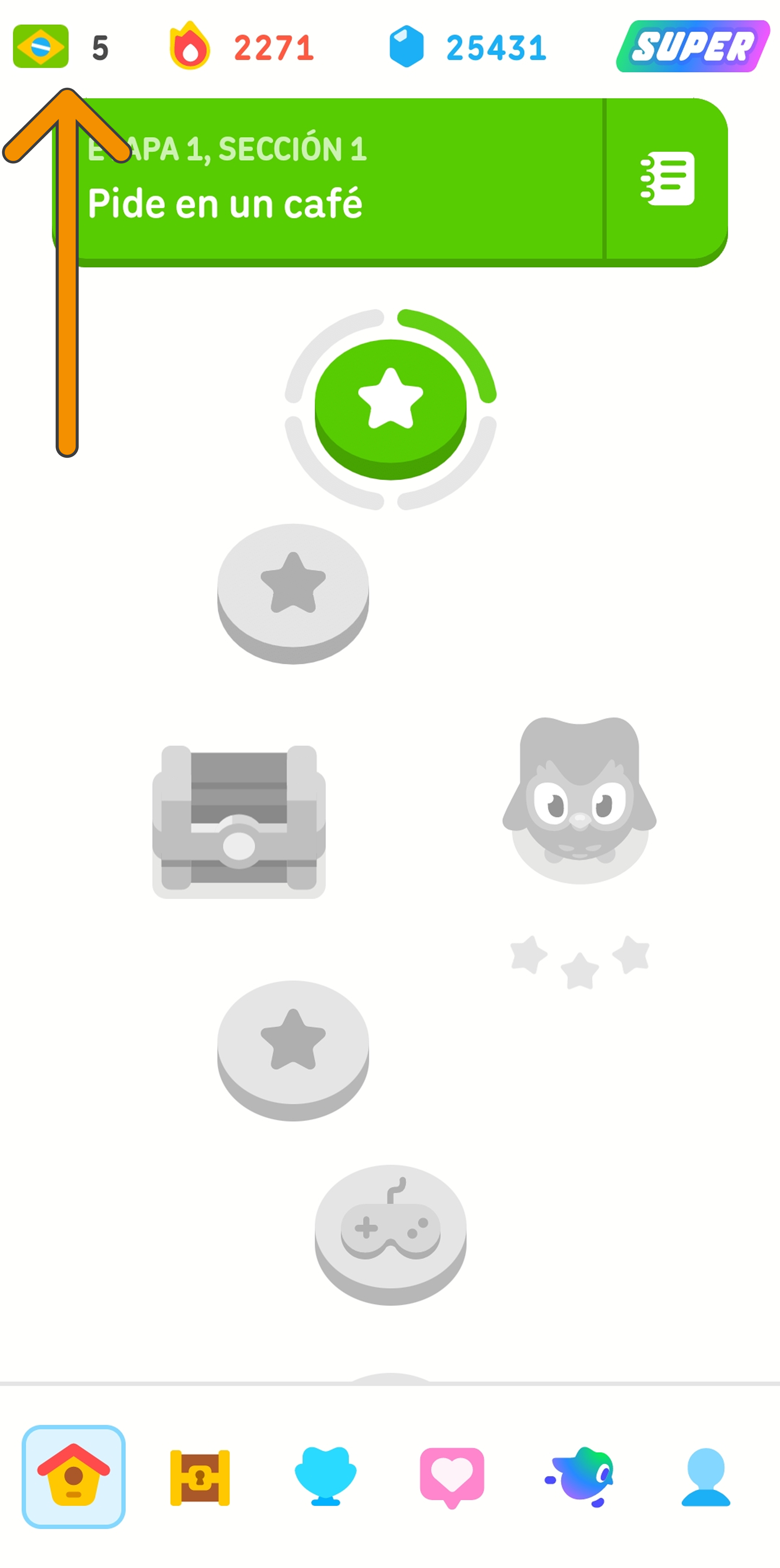 Captura de pantalla de la ruta de aprendizaje del curso de portugués de Duolingo. Una flecha anaranjada apunta a la esquina superior izquierda, donde aparece el ícono del curso de portugués.