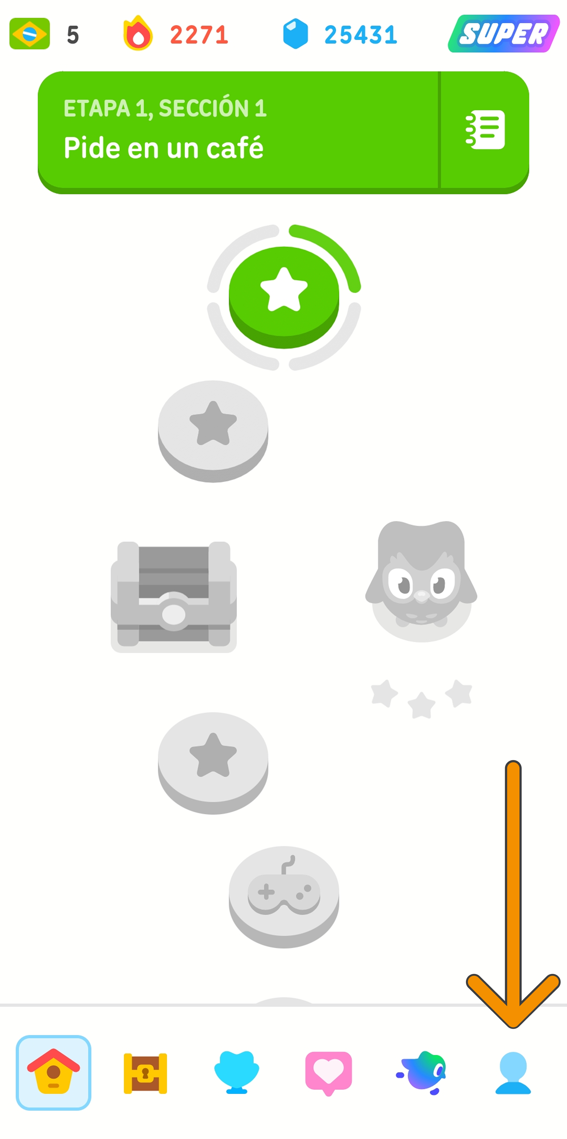 Captura de pantalla de la ruta de aprendizaje del curso de portugués en Duolingo. Una flecha anaranjada apunta a la parte inferior derecha de la pantalla, donde está el ícono del perfil.
