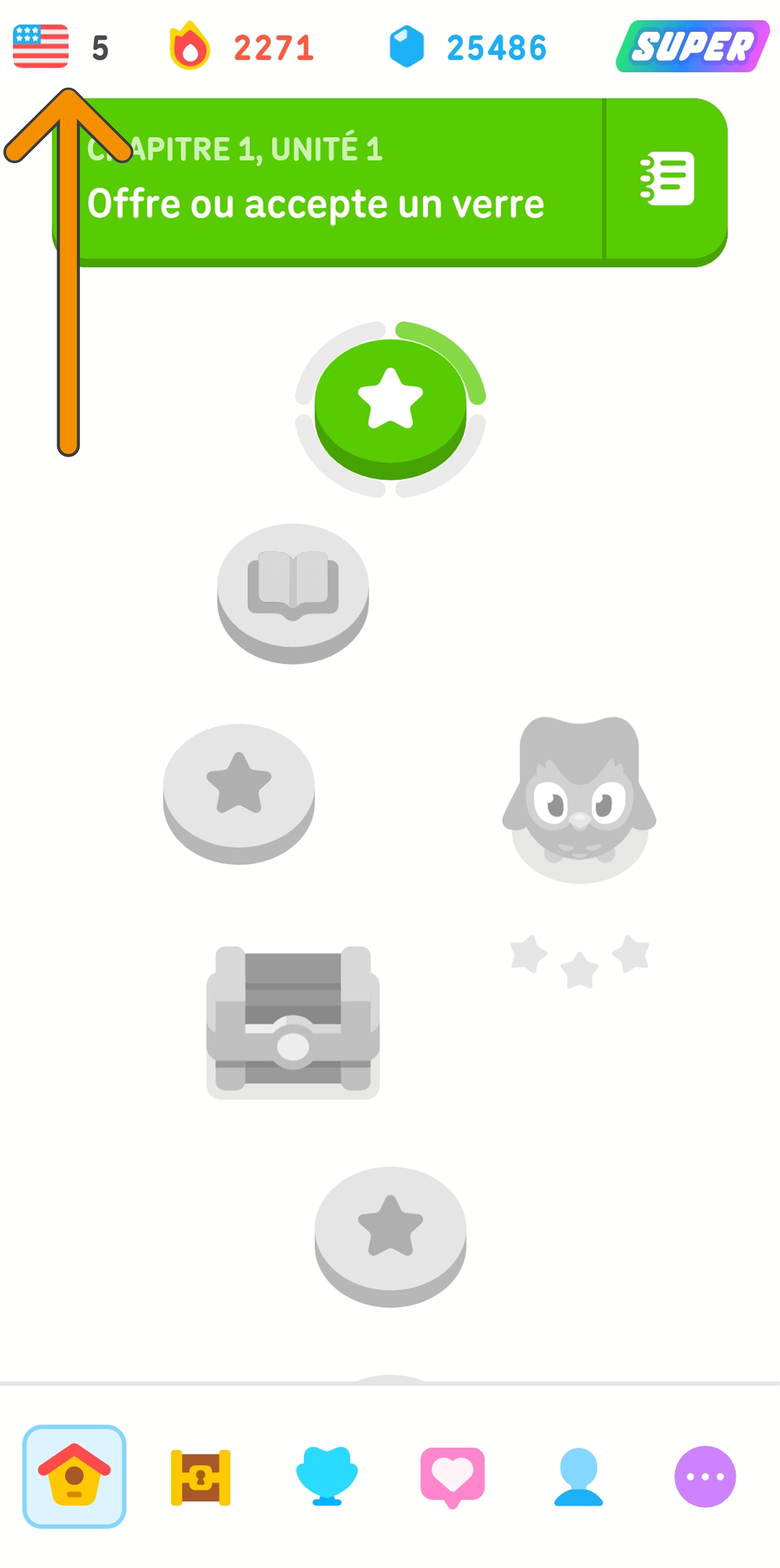 Capture d'écran du parcours d'apprentissage du cours d'anglais de Duolingo. Une flèche orange pointe vers l'icône du cours d'anglais, dans le coin supérieur gauche de l'écran. 