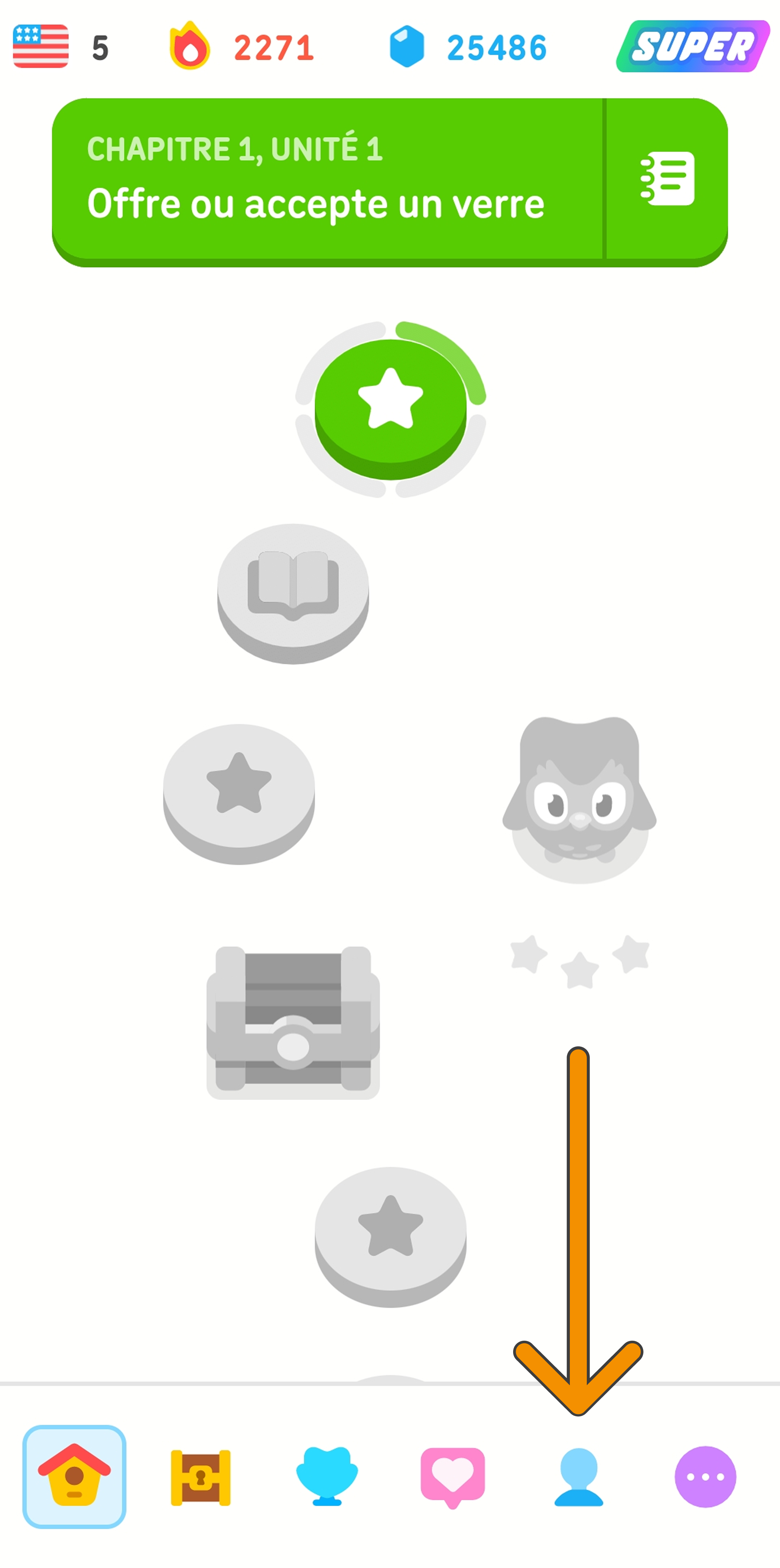Capture d'écran du parcours d'apprentissage du cours d'anglais de Duolingo. Une flèche orange pointe vers l'icône de profil en bas à droite de l'écran.
