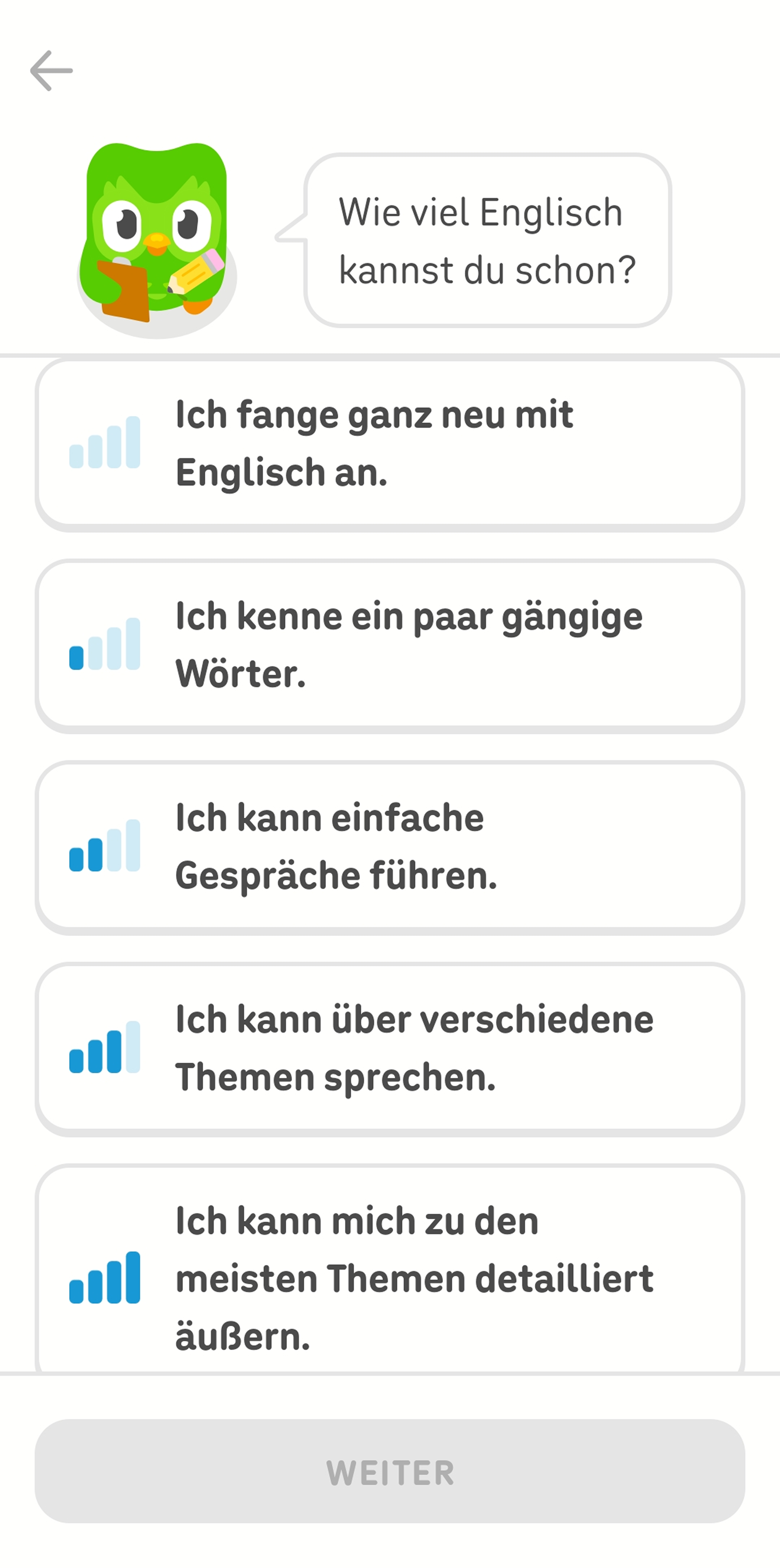 Screenshot der Duolingo-App nach der Auswahl eines neuen Sprachkurses. Die Eule Duo fragt: „Wie viel Englisch kannst du schon?“ und du hast 5 Optionen zur Auswahl, von „Ich fange ganz neu mit Englisch an.“ bis „Ich kann mich zu den meisten Themen detailliert äußern.“