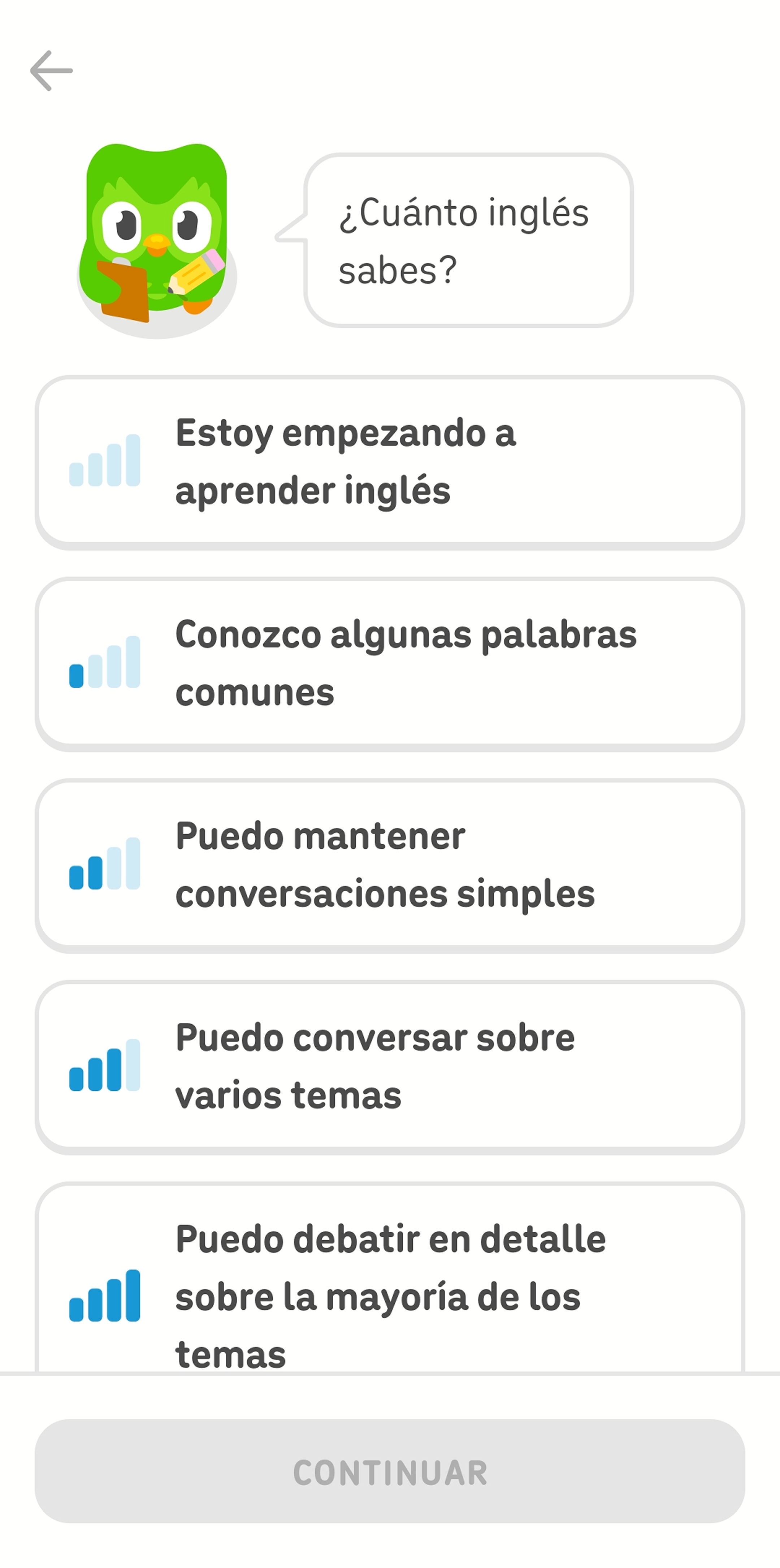 Captura de pantalla de la app de Duolingo luego de seleccionar un nuevo curso de idiomas. Duo, el búho, pregunta “¿Cuánto inglés sabes?” y el usuario tiene cinco opciones que van desde “Estoy empezando a aprender inglés” a “Puedo debatir en detalle sobre la mayoría de temas”.