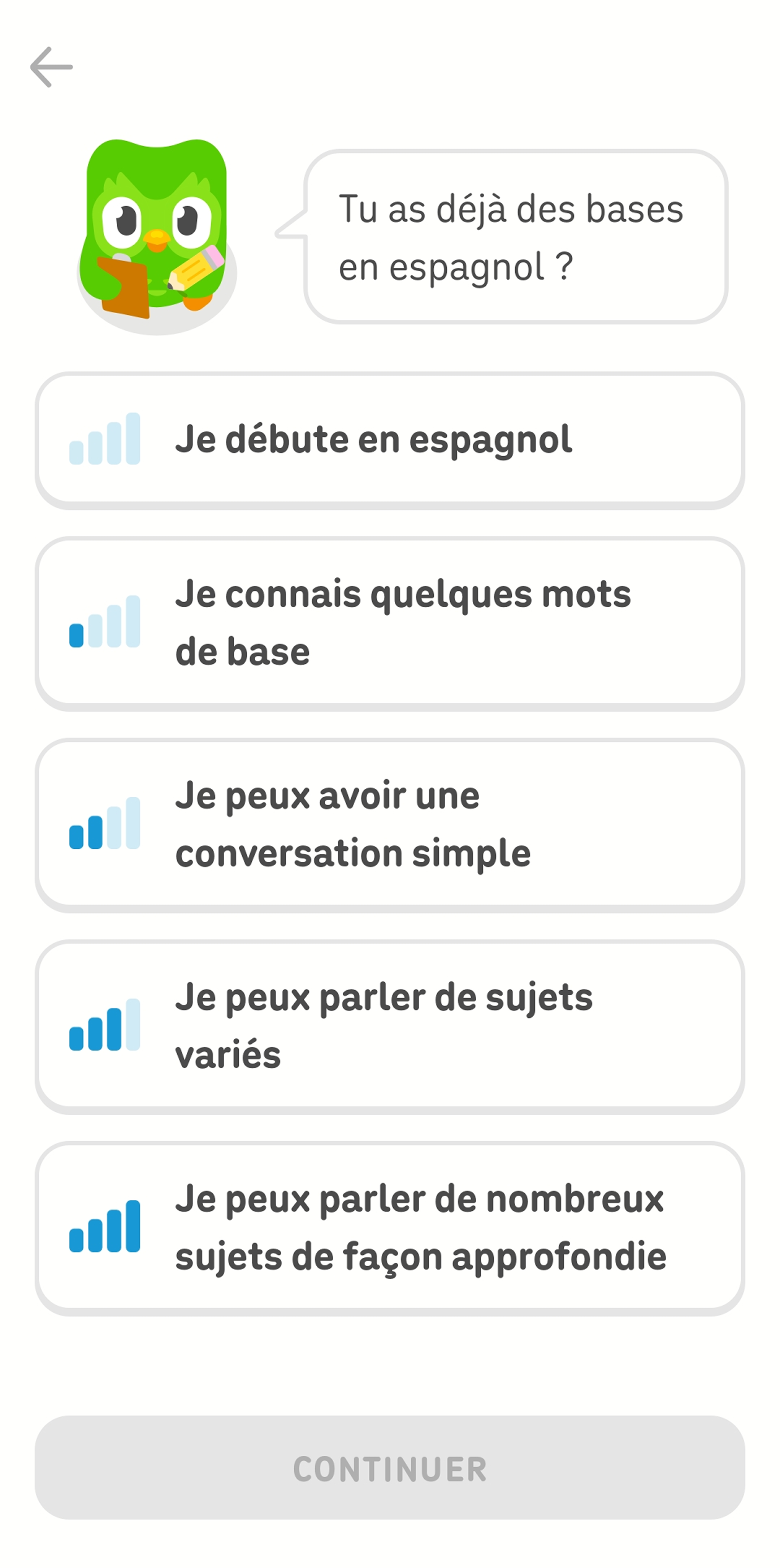 Capture d'écran de l'application Duolingo après avoir sélectionné un nouveau cours de langue. Duo le hibou demande à l'utilisateur : « Tu as déjà des bases en espagnol ? ». L'utilisateur a cinq réponses possibles allant de « Je débute en espagnol » à « Je peux parler de nombreux sujets de façon approfondie ».