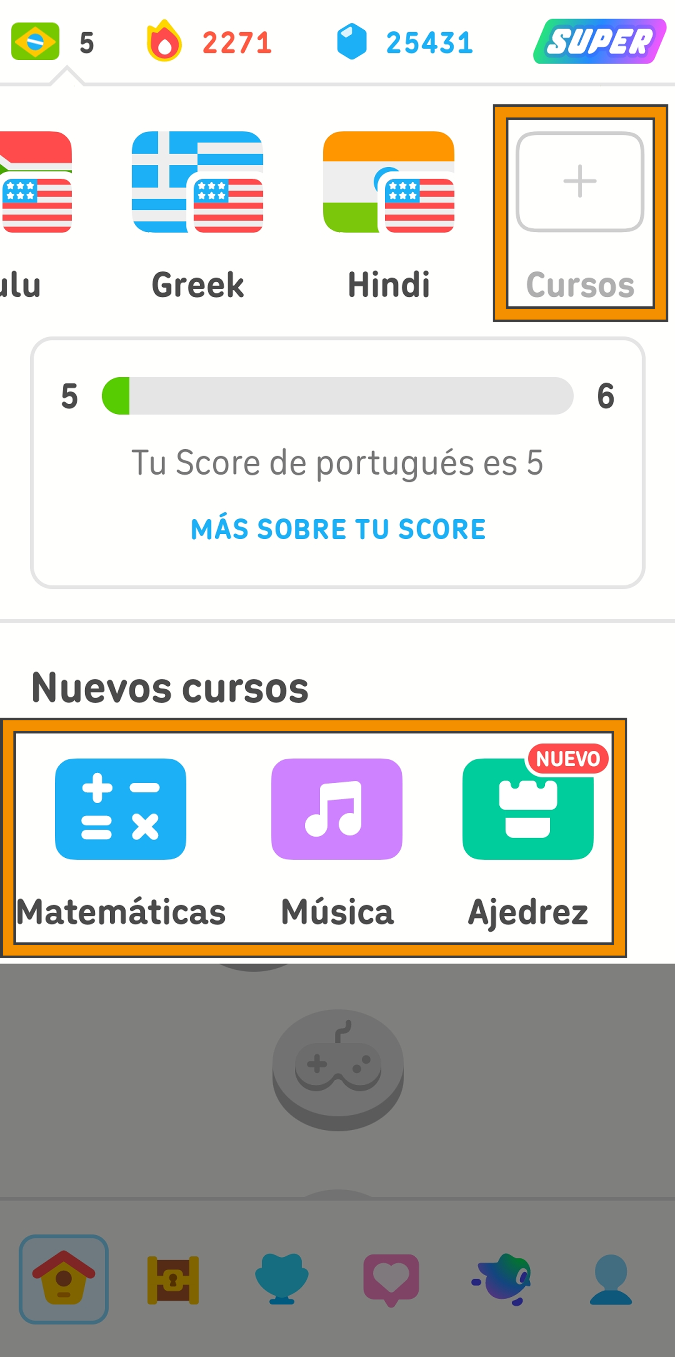 Captura de pantalla que muestra el menú para agregar un nuevo curso en la app de Duolingo. El usuario puede pulsar el cuadrado en blanco titulado “Cursos” para empezar un nuevo curso o seleccionar los cursos de matemáticas, música o ajedrez.
