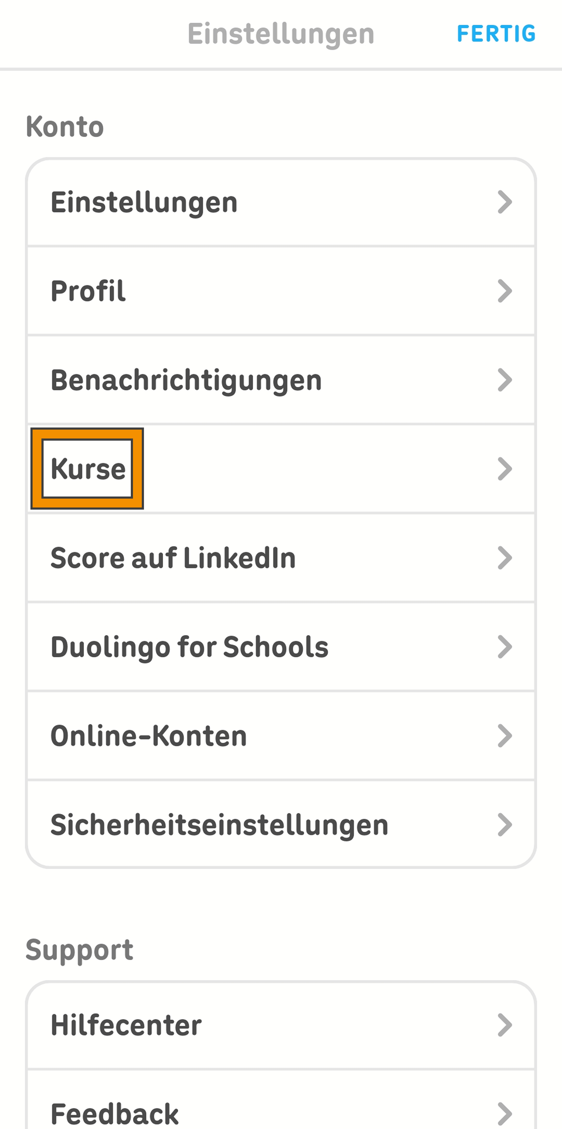 Screenshot des Einstellungsmenüs auf Duolingo. Ein orangefarbener Kasten hebt das Wort „Kurse” hervor und zeigt damit die Option an, die aktuellen Kurse zu verwalten.