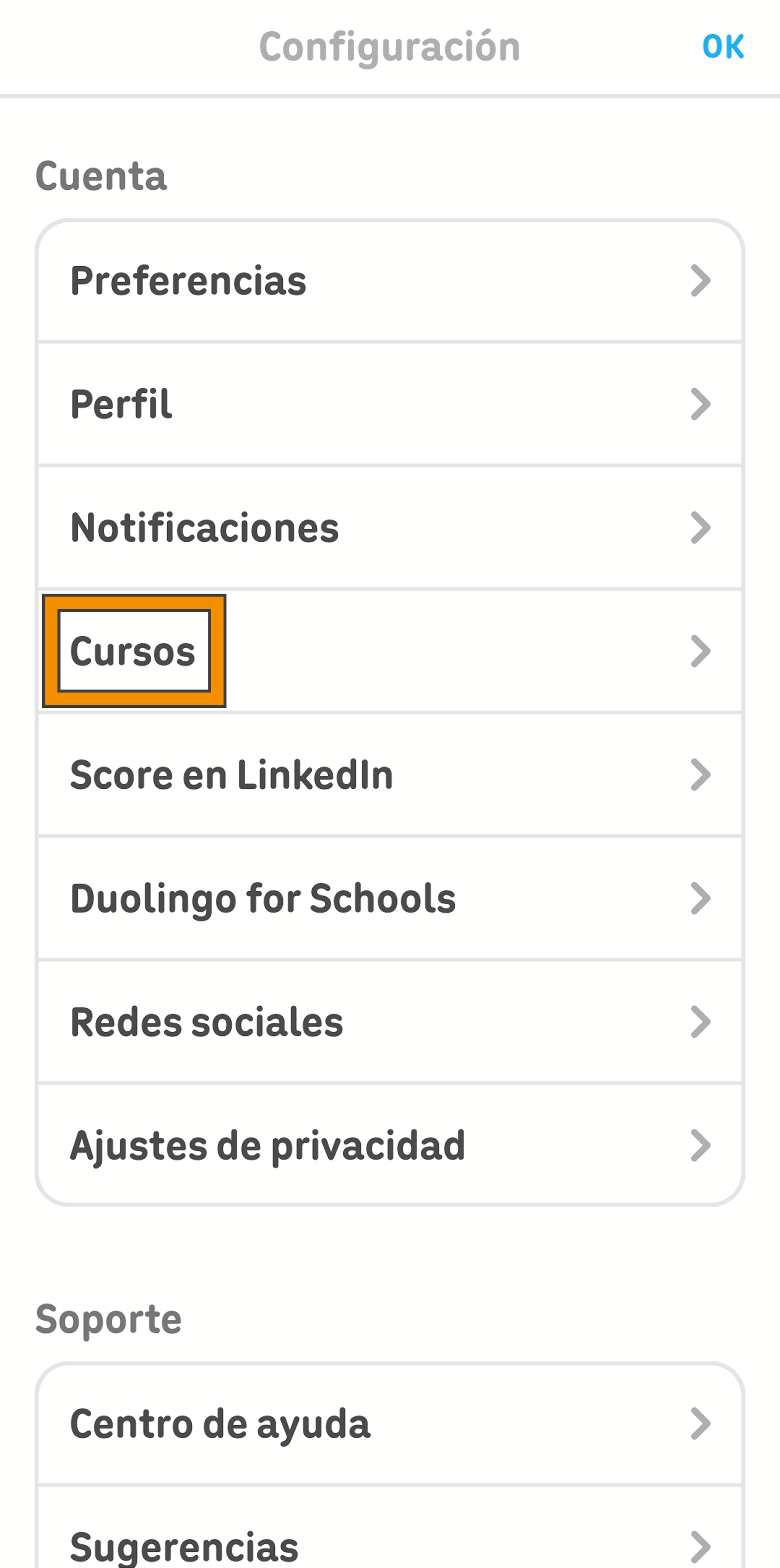 Captura de pantalla del menú de configuración de la app de Duolingo. Hay un rectángulo anaranjado sobre la opción “Cursos”, donde el usuario puede administrar los cursos que ha comenzado.