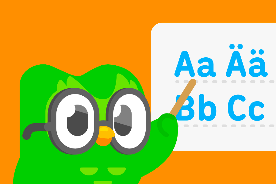 Duo le hibou porte des lunettes et pointe les lettres A, Ä, B et C de l’alphabet allemand sur un tableau avec une baguette.