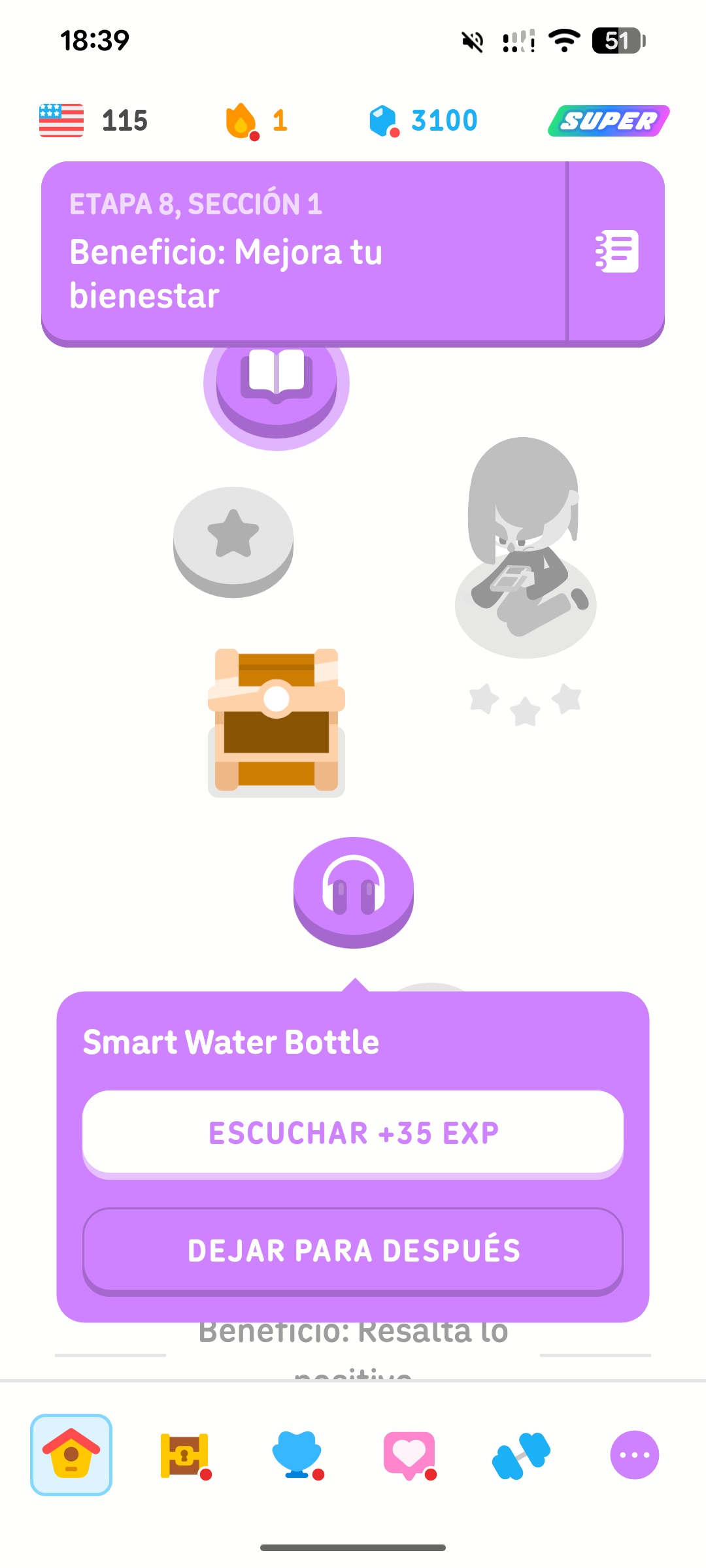 Captura de pantalla del curso de inglés de Duolingo. El usuario pulsó un nivel de DuoRadio llamado “Smart Water Bottle” y tiene dos opciones: “ESCUCHAR +35 EXP” y “DEJAR PARA DESPUÉS”.