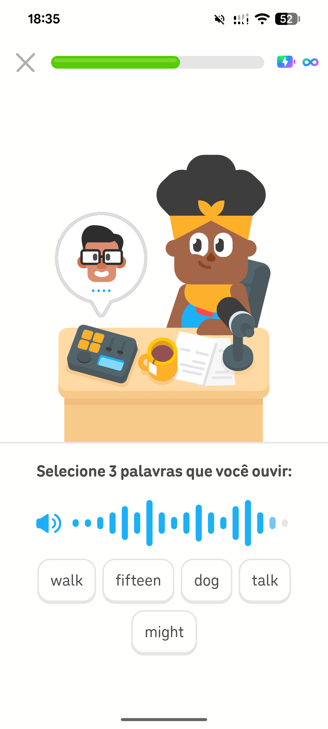 Captura de tela de uma lição da DuoRádio. A personagem Bia, do Duolingo, está sentada em uma mesa, enquanto um balão de fala com o rosto de um homem flutua sobre um equipamento de rádio e indica uma chamada em andamento. A instrução é “Selecione 3 palavras que você ouvir”. Abaixo, há um ícone de alto-falante e uma barra de progresso, que mostra o áudio em reprodução parcial. É possível escolher entre 5 palavras em inglês.