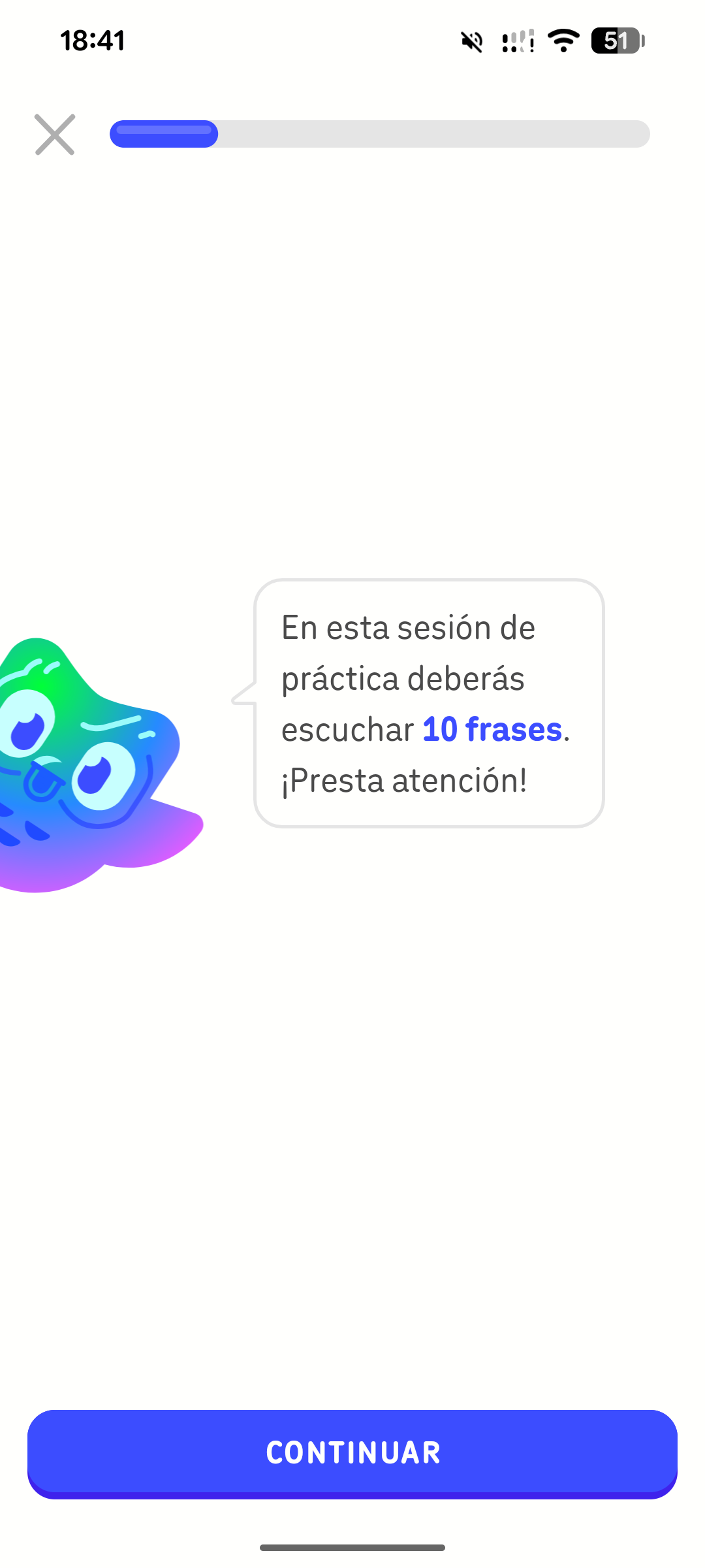 Captura de pantalla del comienzo de una lección de comprensión. Un Duo verde y morado se asoma desde el borde de la pantalla y dice en una burbuja de diálogo: “En esta sesión de práctica deberás escuchar 10 frases. ¡Presta atención!”.