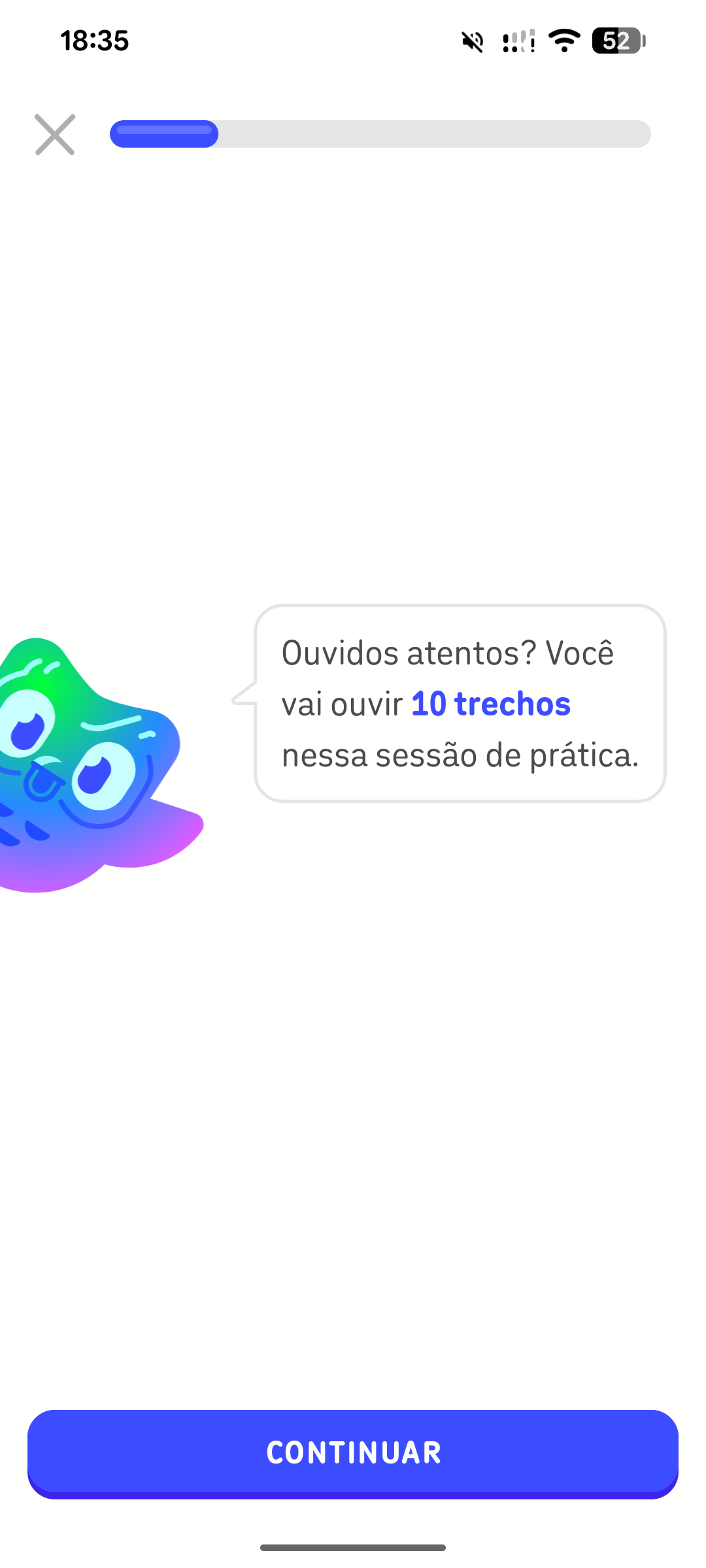 Captura de tela do início de uma lição de escuta. A coruja Duo — nas cores verde, azul e roxo — aparece inclinada a partir da lateral da tela, acompanhada de um balão de fala que diz: “Ouvidos atentos? Você vai ouvir 10 trechos nessa sessão de prática.”