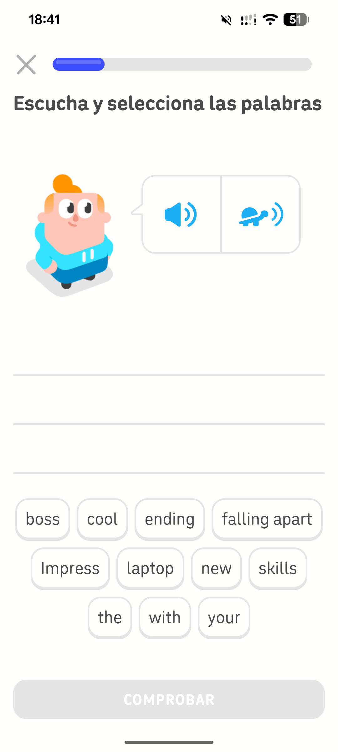 Captura de pantalla de una lección de comprensión. El personaje de Duolingo Junior aparece junto a una burbuja de diálogo que contiene un botón azul con un altavoz y otro con un ícono de tortuga, para reproducir el audio en velocidad normal o más lenta. Las instrucciones dicen “Escucha y selecciona las palabras”. En la parte inferior, hay varias palabras en inglés entre las que el usuario puede elegir.
