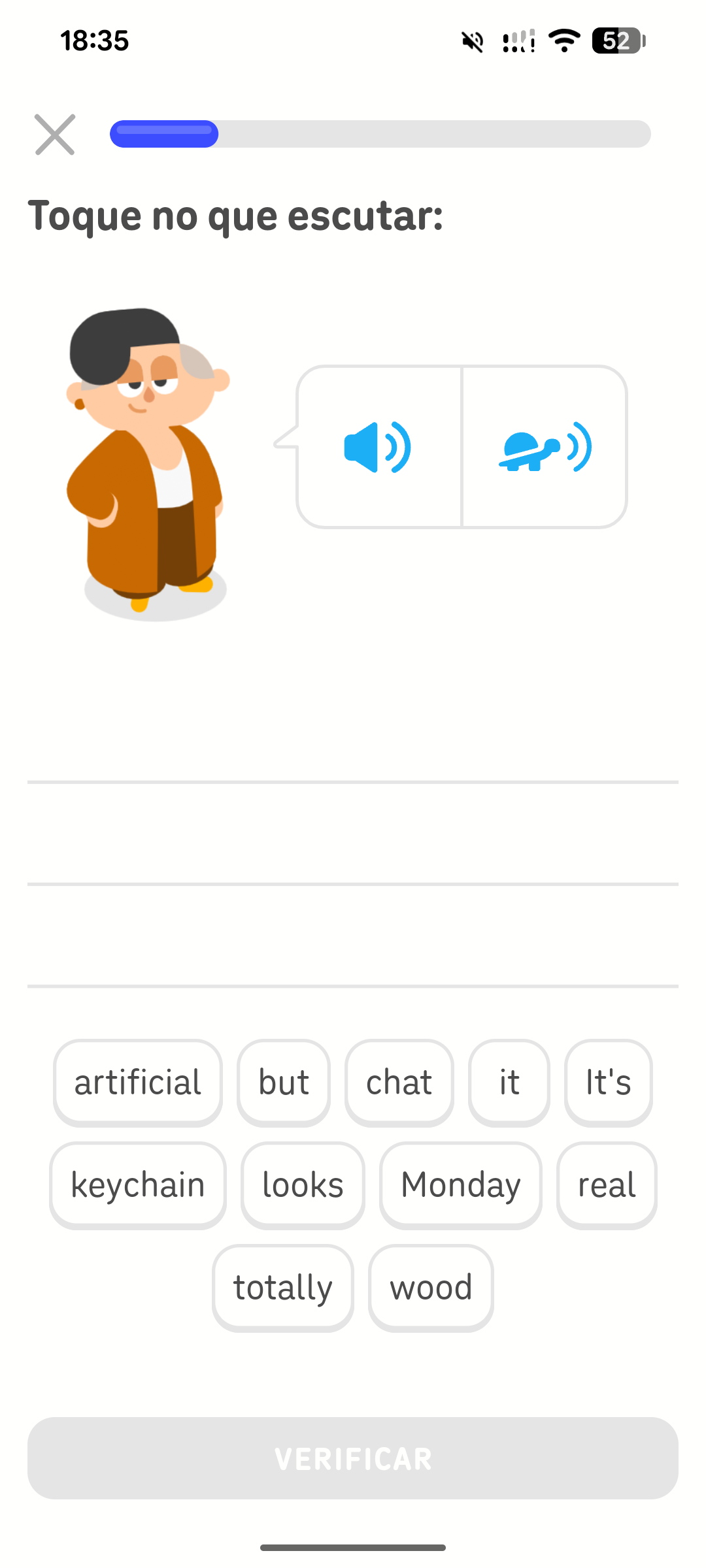 Captura de tela de um exercício de escuta. A personagem Lin, do Duolingo, aparece com um balão de fala ao lado, mas, em vez de palavras, há um ícone de alto-falante e um ícone de tartaruga, que indicam as opções de reproduzir o áudio em velocidade normal ou mais lentamente. A instrução do exercício é “Toque no que escutar”, e várias palavras em inglês aparecem como opções na parte inferior da tela.