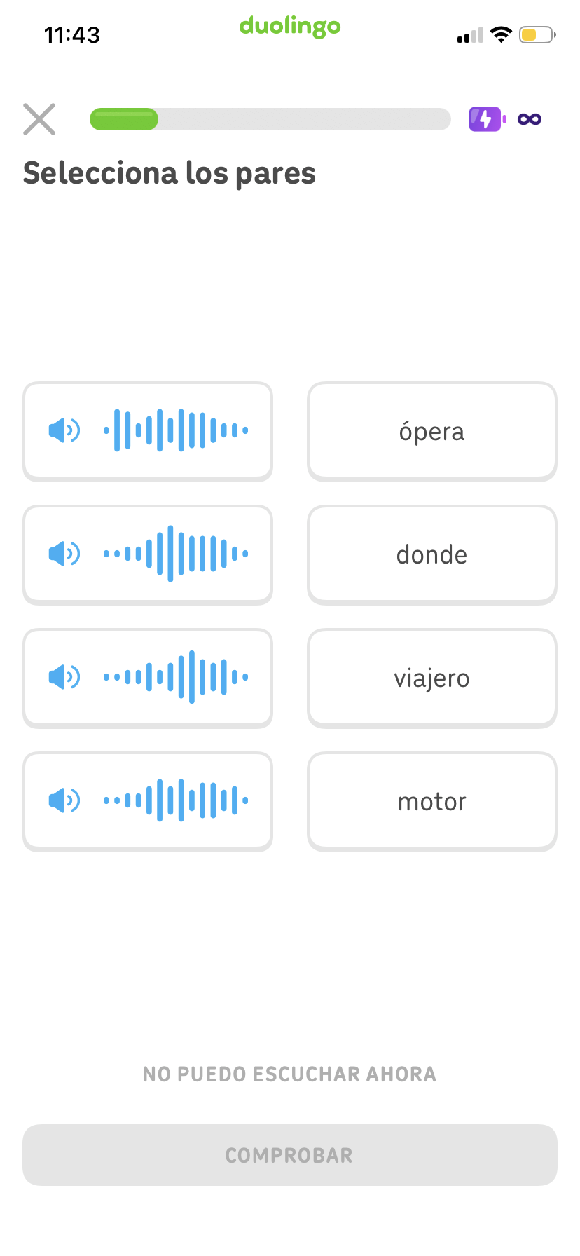 Captura de pantalla de un ejercicio de Duolingo con la instrucción “Selecciona los pares” y dos columnas. La primera contiene botones con un altavoz que el usuario puede escuchar. La segunda columna contiene las palabras “ópera”, “dónde”, “viajero” y “motor”.
