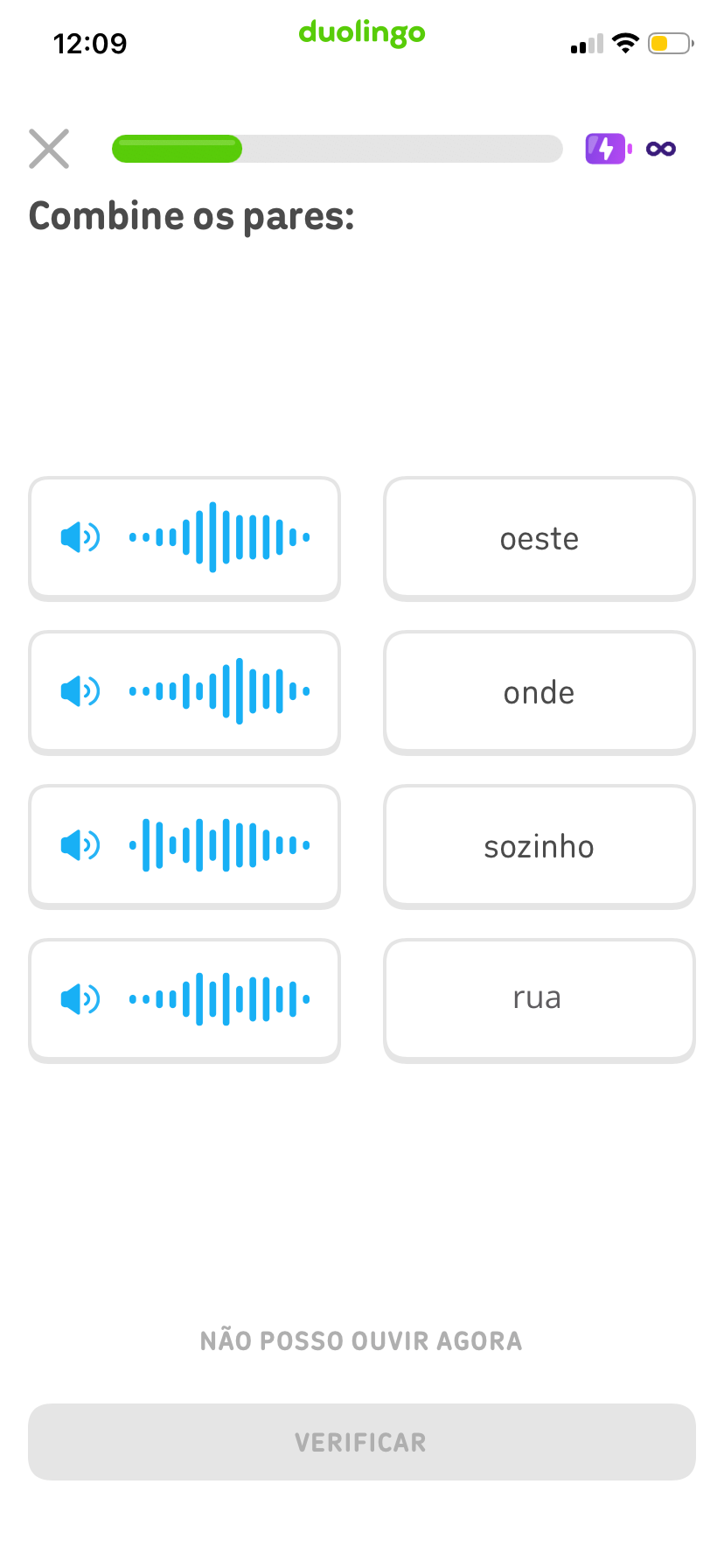 Captura de tela de uma lição do Duolingo com a instrução “Combine os pares”. Há uma coluna de botões com ícones de alto-falante, que indicam para a pessoa tocar na tela e ouvir, e uma segunda coluna de botões com as palavras “oeste”, “onde”, “sozinho” e “rua”.
