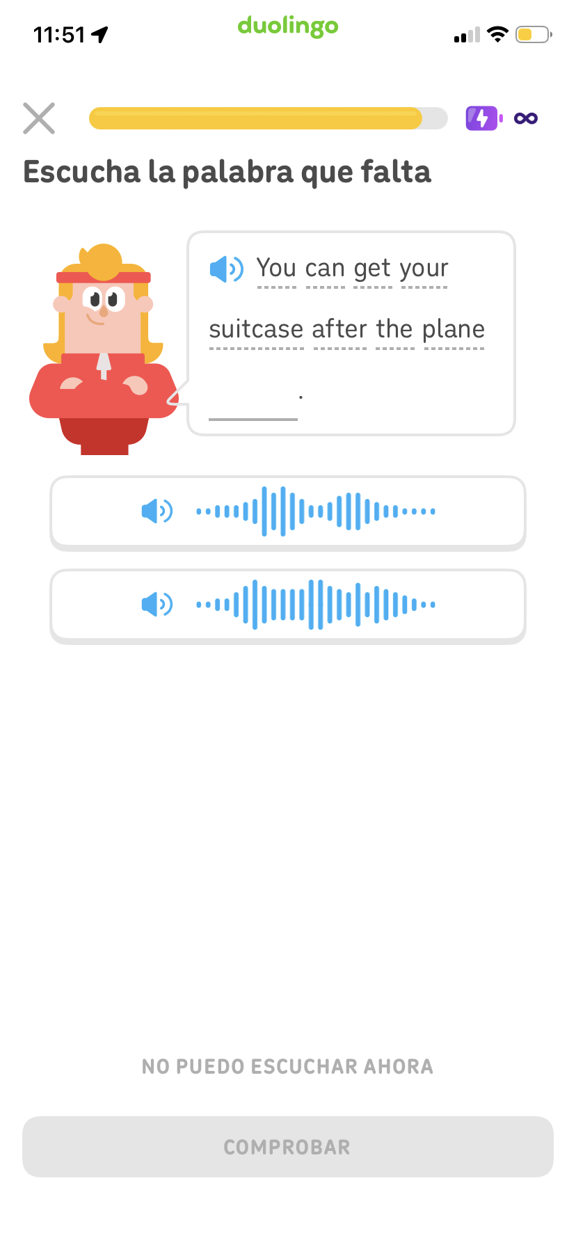 Captura de pantalla de un ejercicio de Duolingo con las instrucciones “Escucha la palabra que falta”. El personaje de Duolingo Eddy está diciendo una oración en inglés a la que le falta una palabra. Debajo, hay dos botones con ícono de altavoz como opciones.