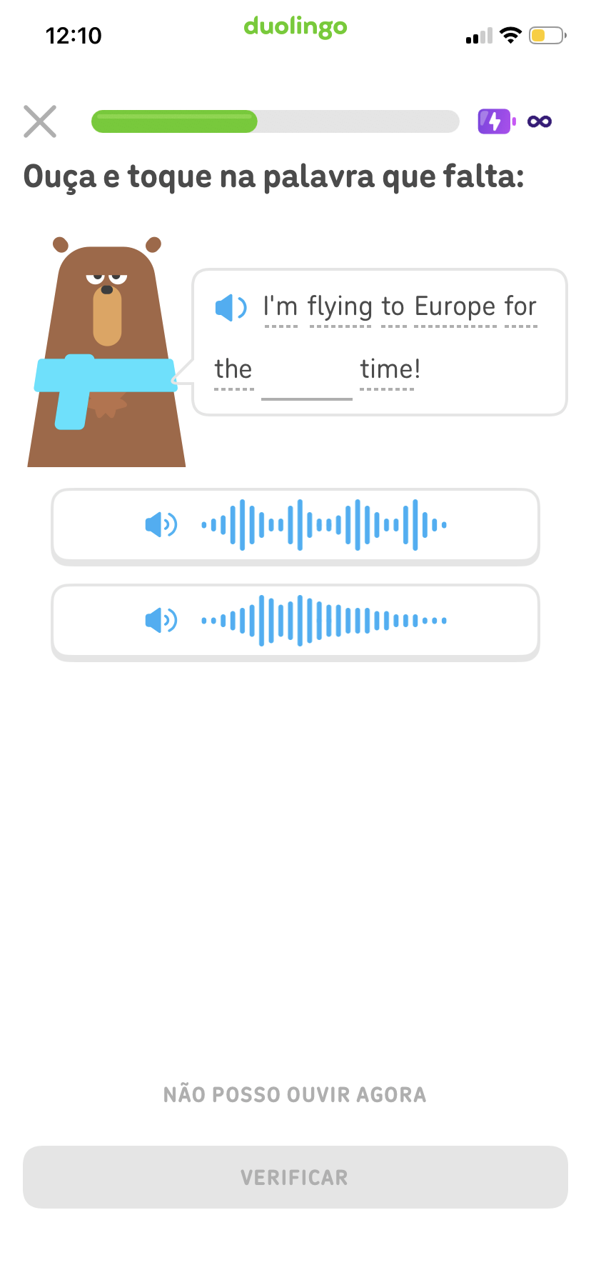 Captura de tela de uma lição do Duolingo com a instrução “Ouça e toque na palavra que falta”. O personagem Falstaff, do Duolingo, diz uma frase em inglês com uma lacuna no lugar da penúltima palavra. Abaixo dele, dois botões com ícones de alto-falante são apresentados como opções de resposta.