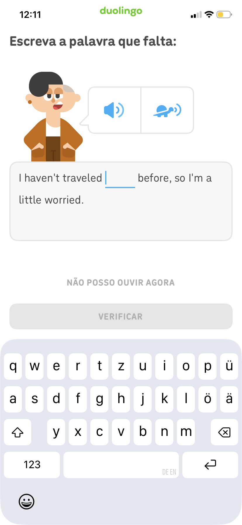 Captura de tela de uma lição do Duolingo com a instrução “Escreva a palavra que falta”. A personagem Lin, do Duolingo, aparece ao lado de um ícone de alto-falante e um ícone de tartaruga, que representam as opções de ouvir a frase em velocidade normal ou mais lentamente. Abaixo dela, há uma frase em inglês com uma lacuna no lugar da quarta palavra.