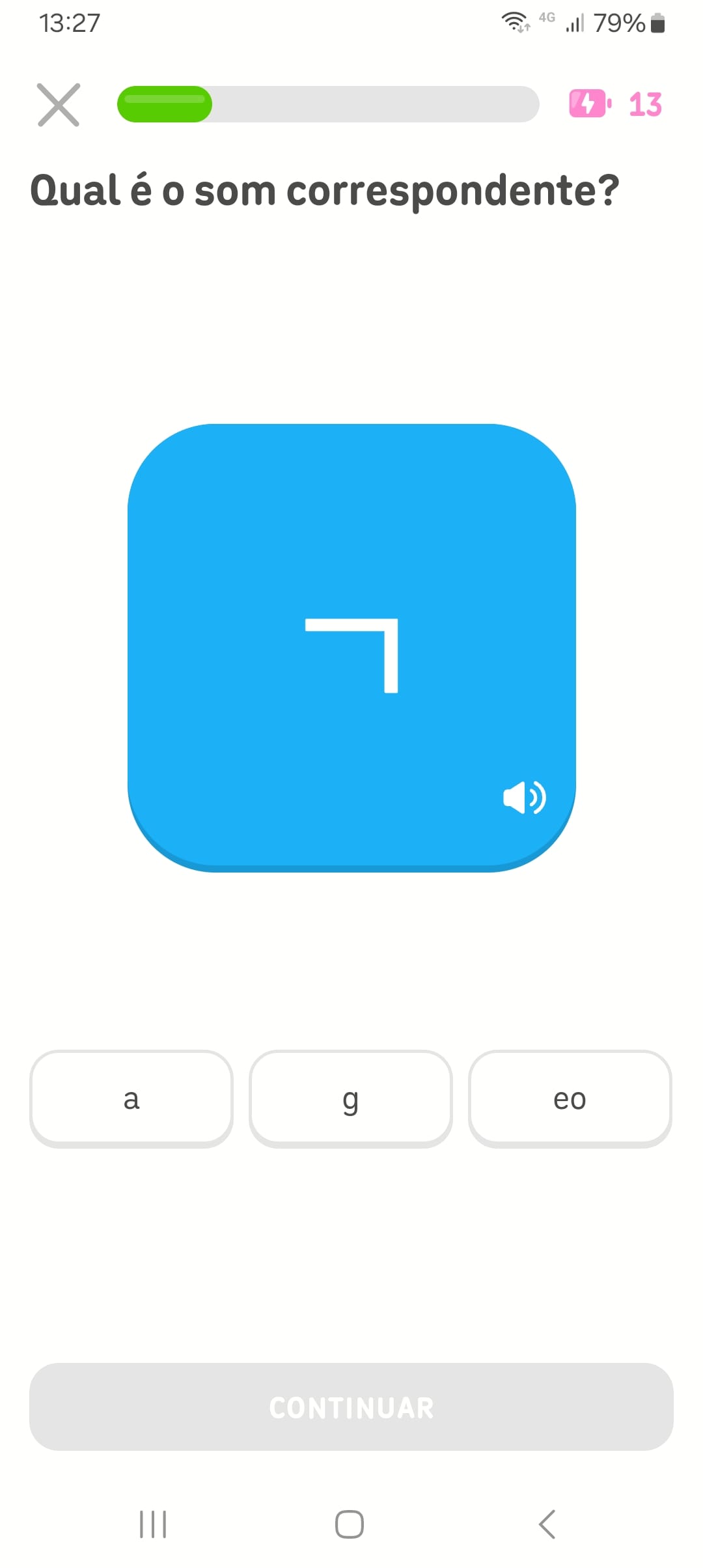 Captura de tela de uma lição do Duolingo com a pergunta “Qual é o som correspondente?”. Há um botão azul com um caractere coreano e um ícone de alto-falante na parte superior da tela, e três representações de som são apresentadas como alternativas.
