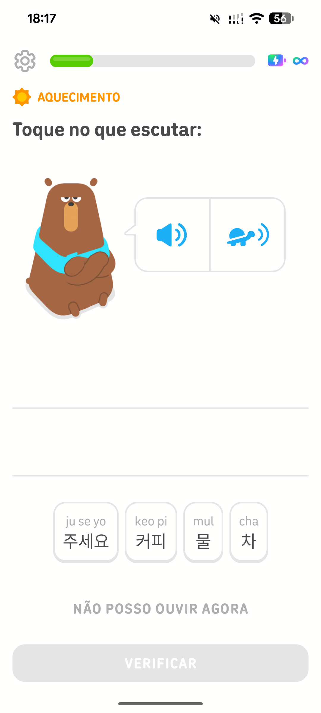 Captura de tela de uma lição do Duolingo com a instrução “Toque no que escutar”. Um botão azul de alto-falante e um botão azul de tartaruga aparecem na parte superior da tela, e vários blocos com diferentes caracteres coreanos são apresentados como opções.