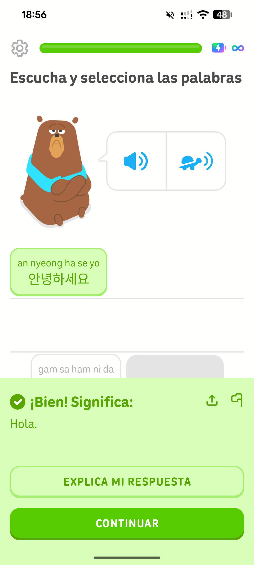 Captura de pantalla de una lección de Duolingo con las instrucciones: “Escucha y selecciona las palabras”. El usuario seleccionó una oración en coreano y completó el ejercicio. En la parte inferior de la pantalla se felicita al usuario con un “¡Bien!” y muestra su significado.