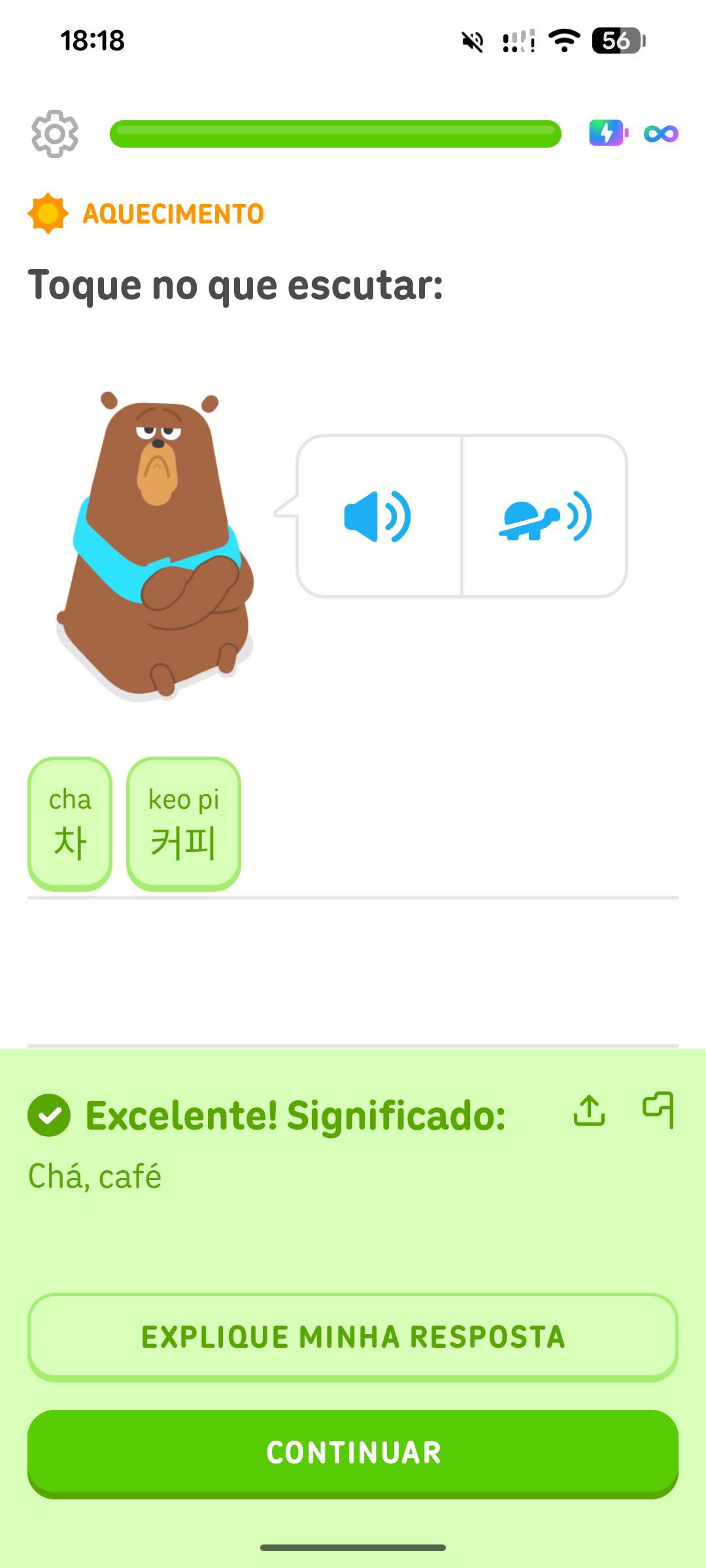 Captura de tela de uma lição do Duolingo com a instrução “Toque no que escutar”. O usuário concluiu o exercício selecionando dois caracteres coreanos. Uma faixa verde na parte inferior da tela exibe a mensagem “Excelente! Significado: Chá, café”.
