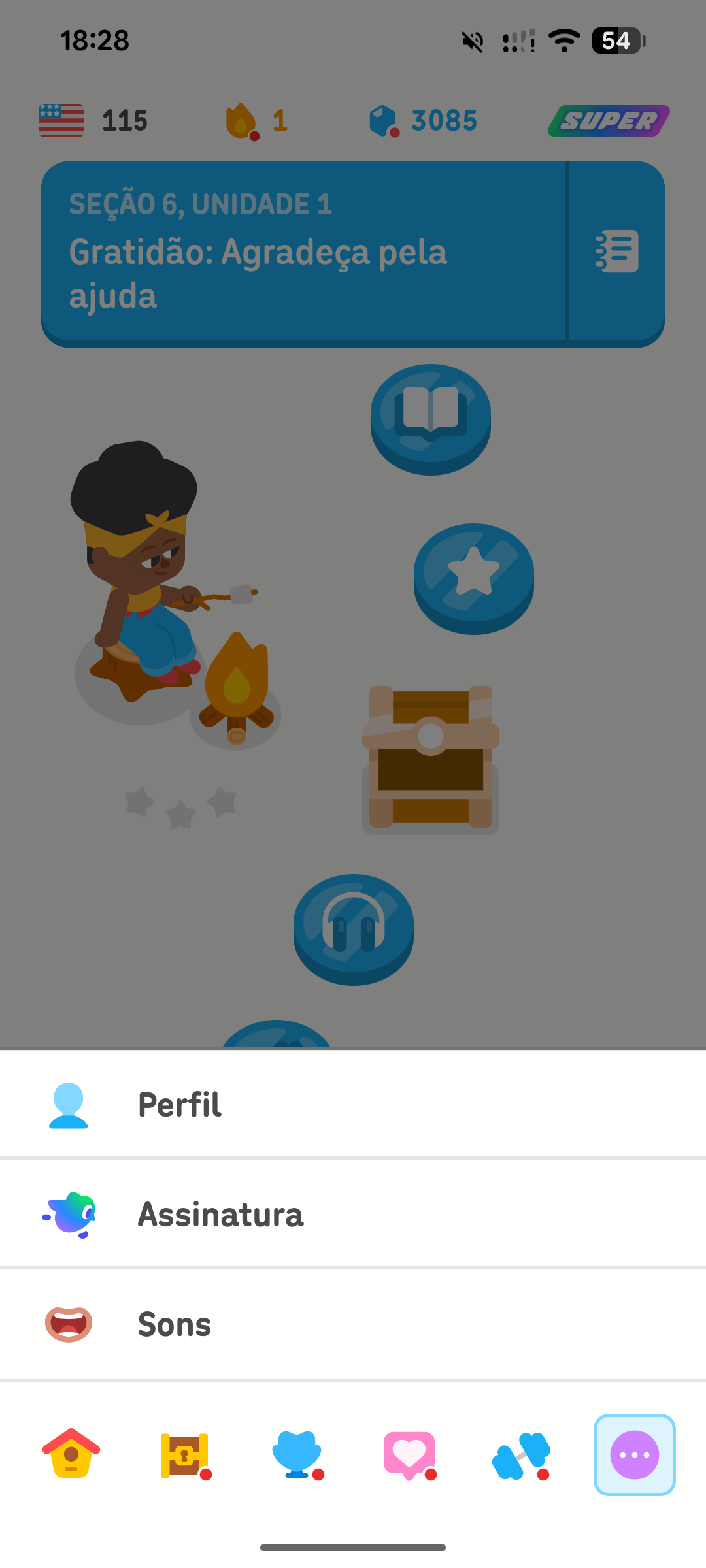 Captura de tela do curso de inglês do Duolingo. O usuário selecionou o ícone de um círculo com três pontos para abrir mais opções na barra inferior. As opções apresentadas são “Perfil”, “Assinatura” e “Sons” — esta última exibe um ícone de boca ao lado.