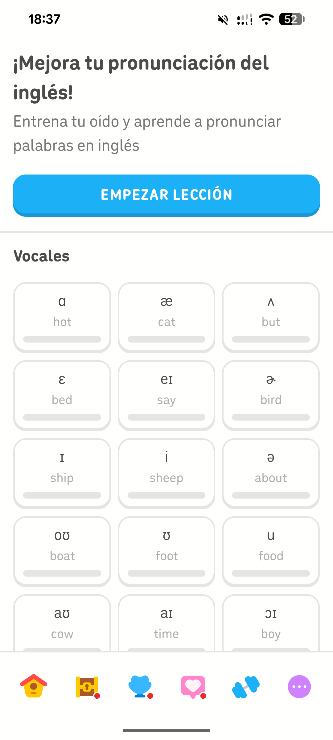 Captura de pantalla de la pestaña de “Sonidos” para practicar sonidos del inglés.  En la parte superior dice “¡Mejora tu pronunciación del inglés!”. Debajo, hay un botón azul que dice “EMPEZAR LECCIÓN” y a continuación aparecen las vocales del inglés junto a palabras de ejemplo.