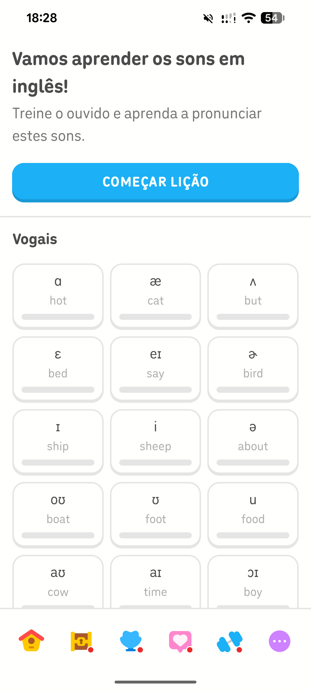 Captura de tela da aba “Sons” para praticar sons do inglês. No topo da tela, lê-se “Vamos aprender os sons em inglês!”. Um botão azul traz a instrução “COMEÇAR LIÇÃO” e, abaixo, aparecem vogais do inglês acompanhadas de exemplos de palavras.
