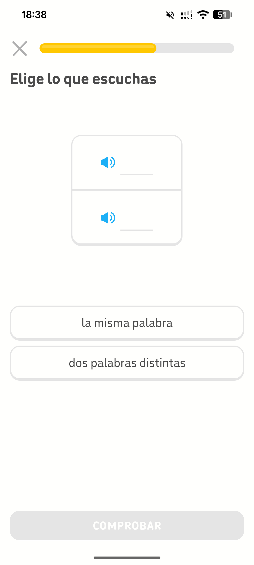 Captura de pantalla de una lección de Duolingo que dice “Elige lo que escuchas”. A continuación hay dos botones con un ícono de altavoz cada uno. Debajo aparecen dos opciones entre las que puede elegir el usuario: “la misma palabra” y “dos palabras distintas”.